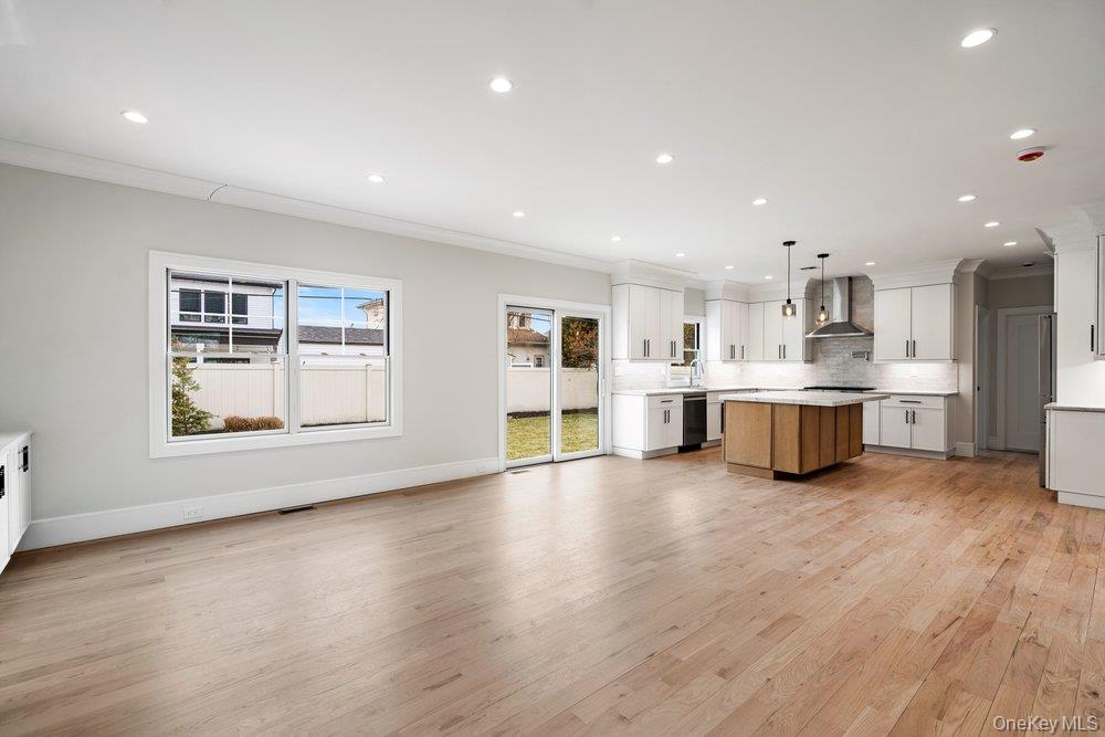 35 Main Parkway, Plainview, NY 11803