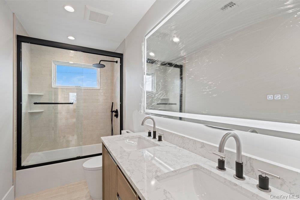 35 Main Parkway, Plainview, NY 11803