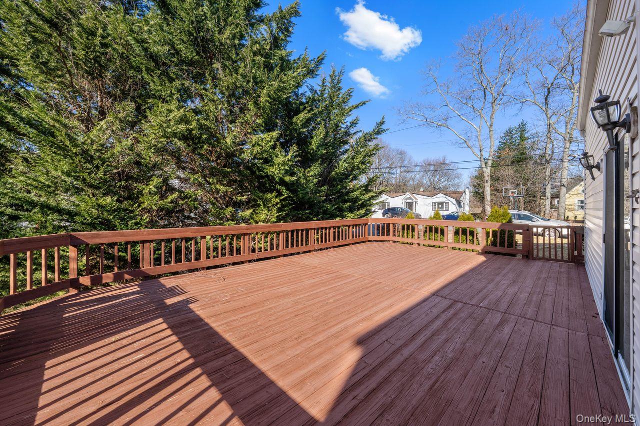 1 Lange Court, Melville, NY 11747