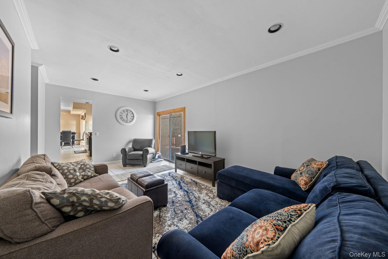 1 Lange Court, Melville, NY 11747