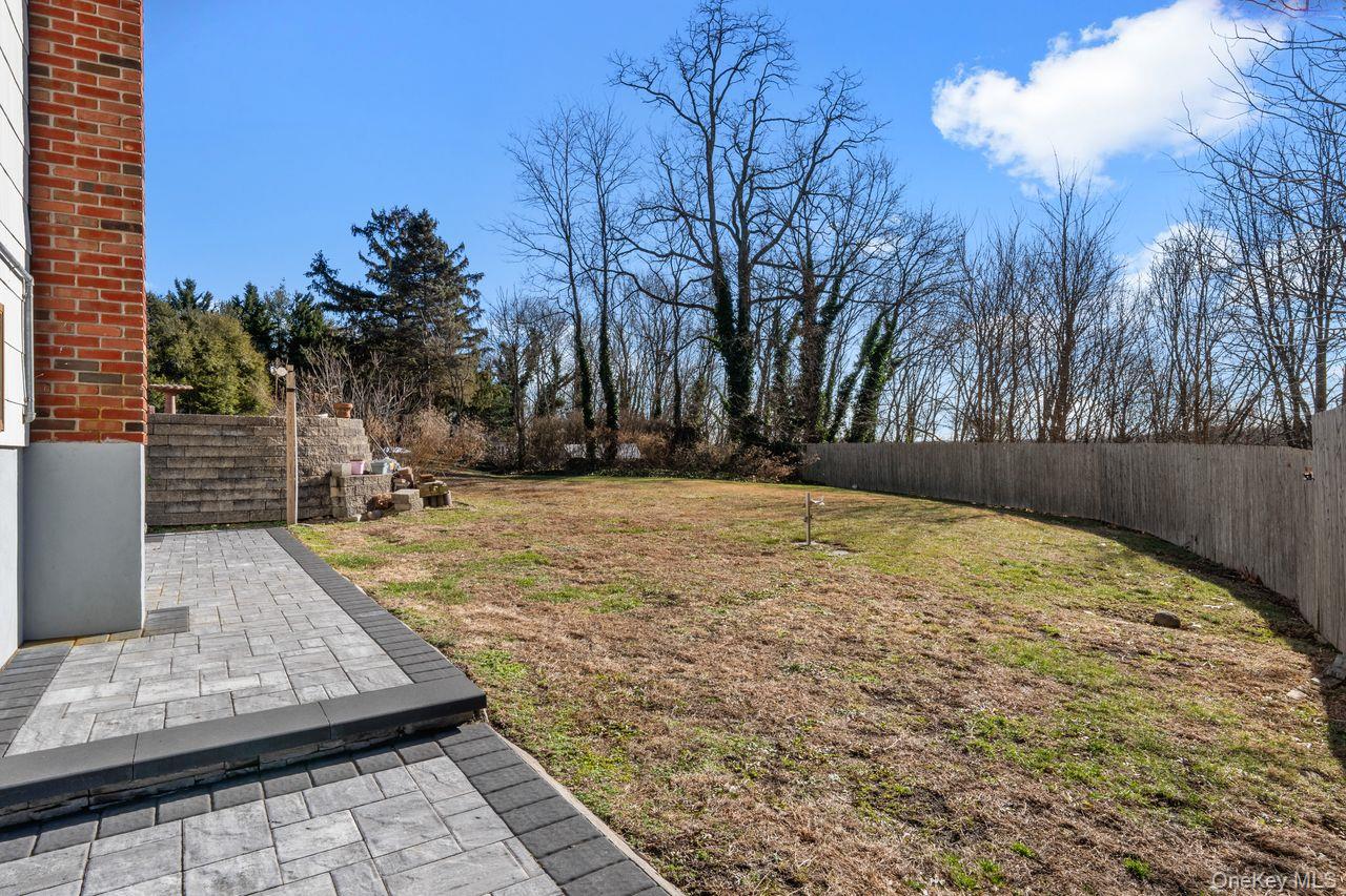 1 Lange Court, Melville, NY 11747