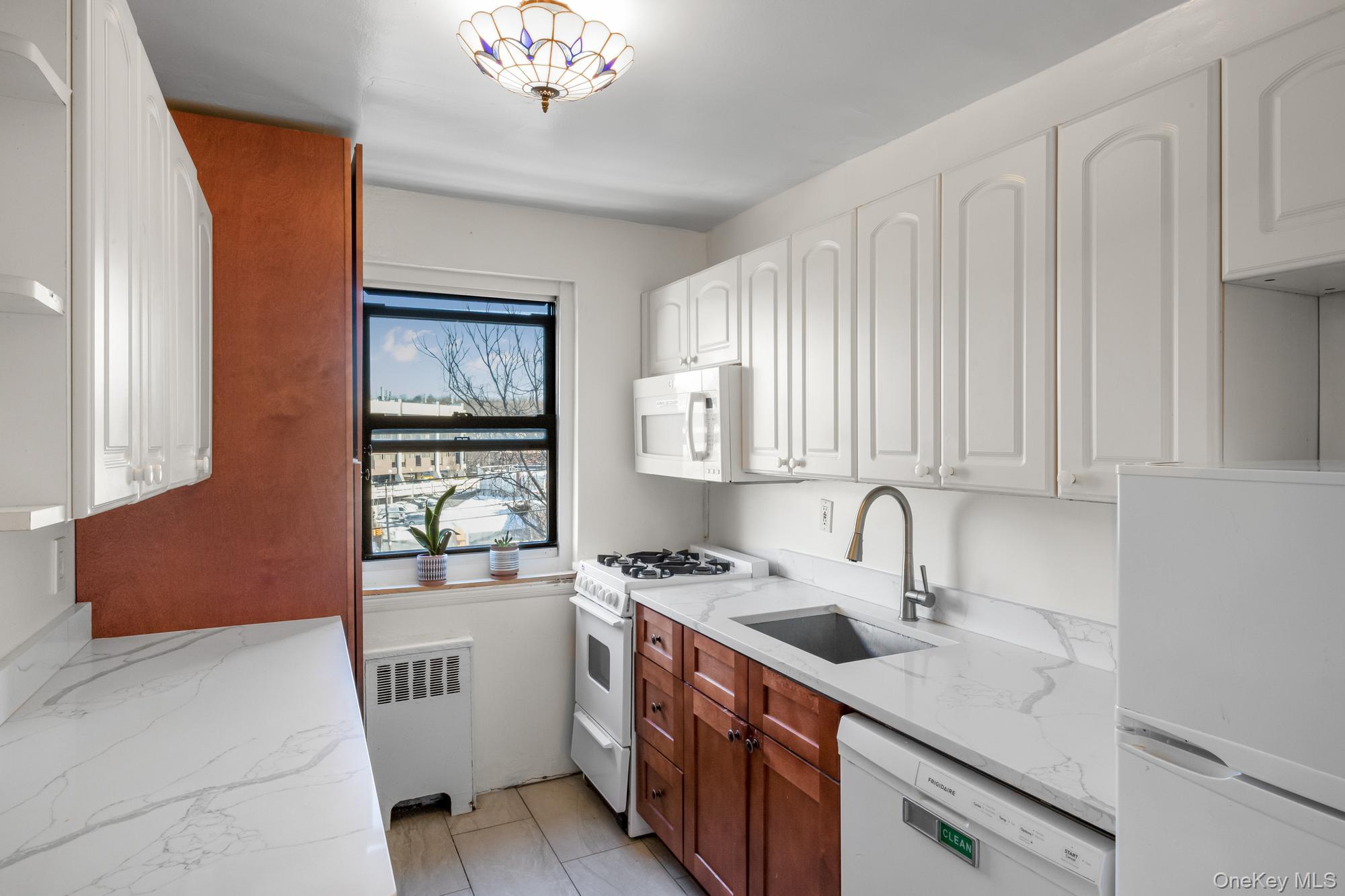 46 Terrace Circle # 3F, Great Neck, NY 11021