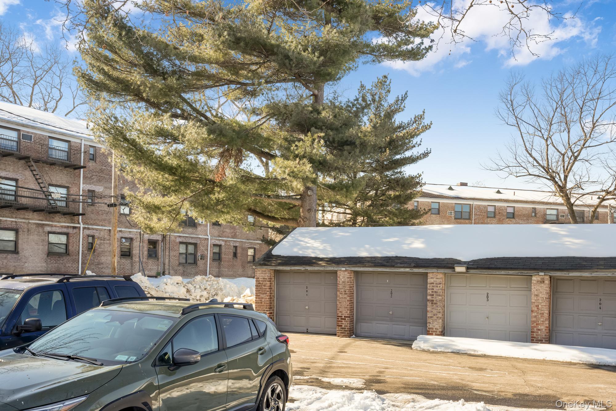 46 Terrace Circle # 3F, Great Neck, NY 11021