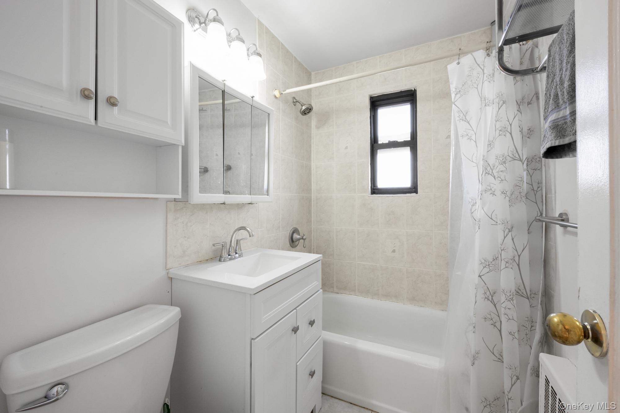 46 Terrace Circle # 3F, Great Neck, NY 11021