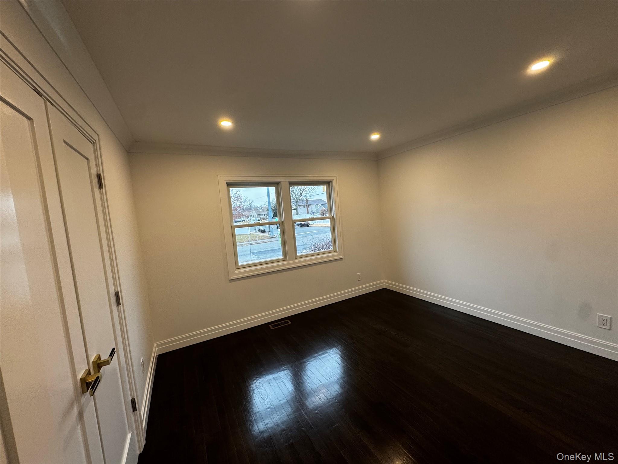 696 N Delaware Avenue, Lindenhurst, NY 11757