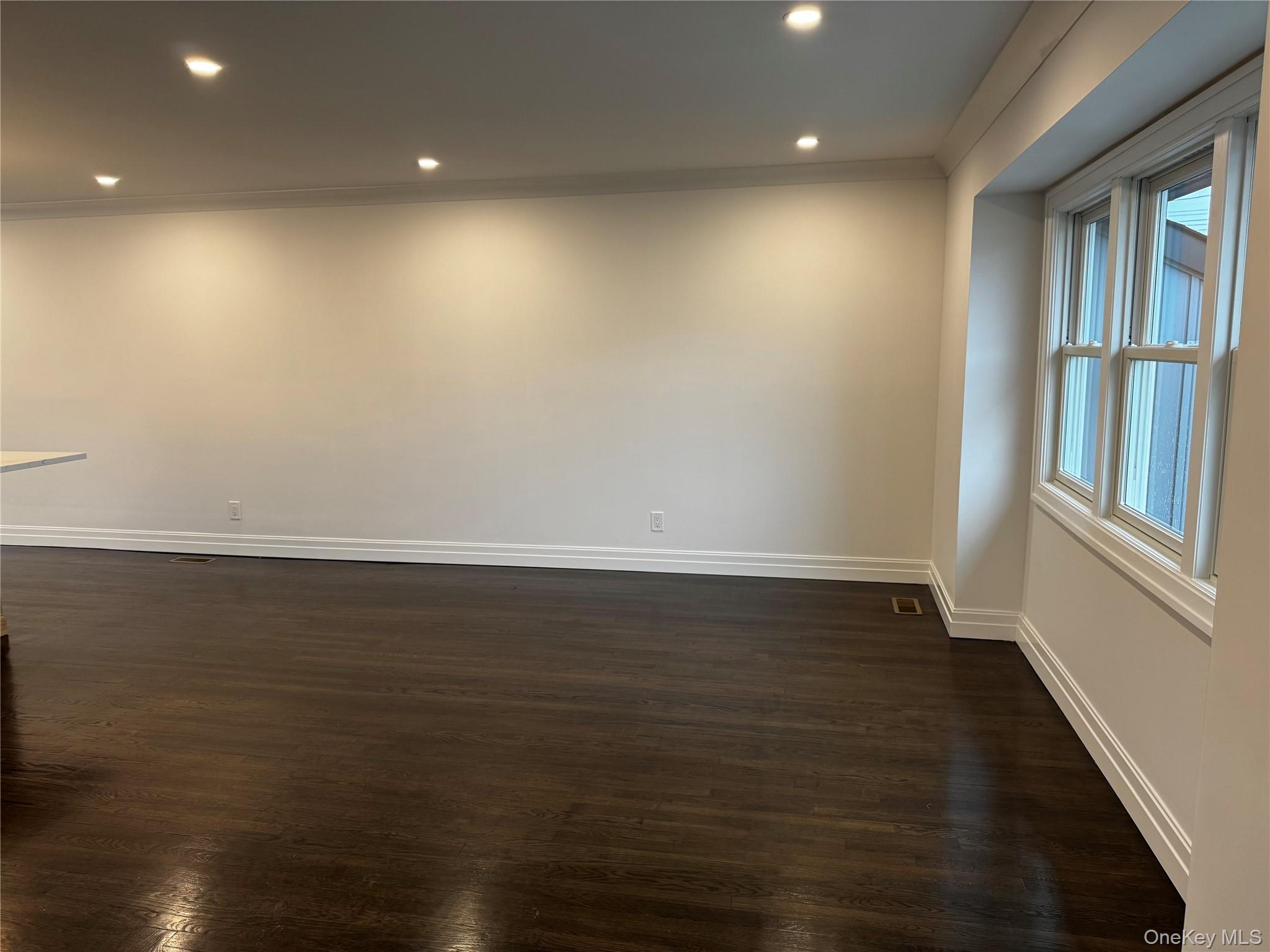 696 N Delaware Avenue, Lindenhurst, NY 11757