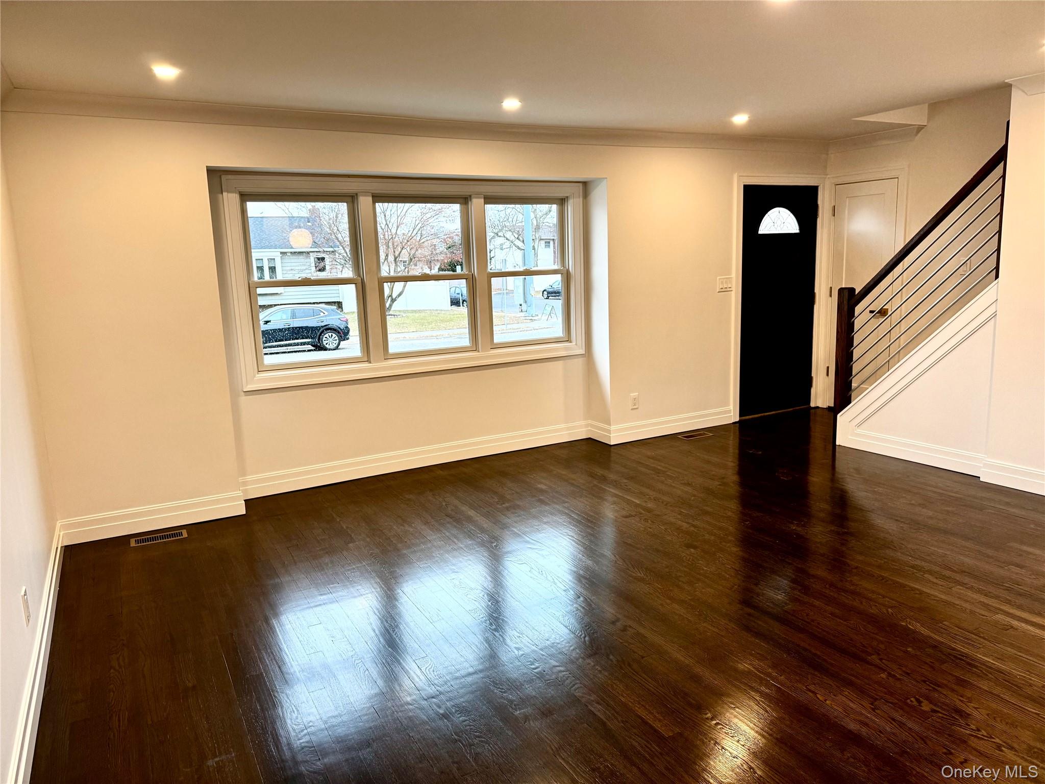 696 N Delaware Avenue, Lindenhurst, NY 11757