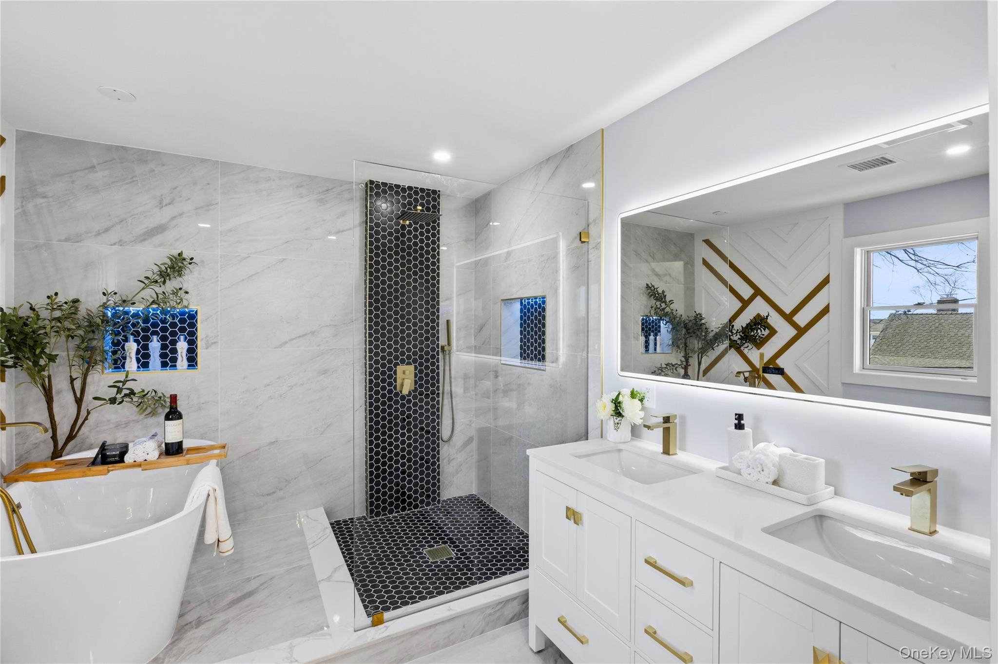 14 Fawn Lane, Westbury, NY 11590