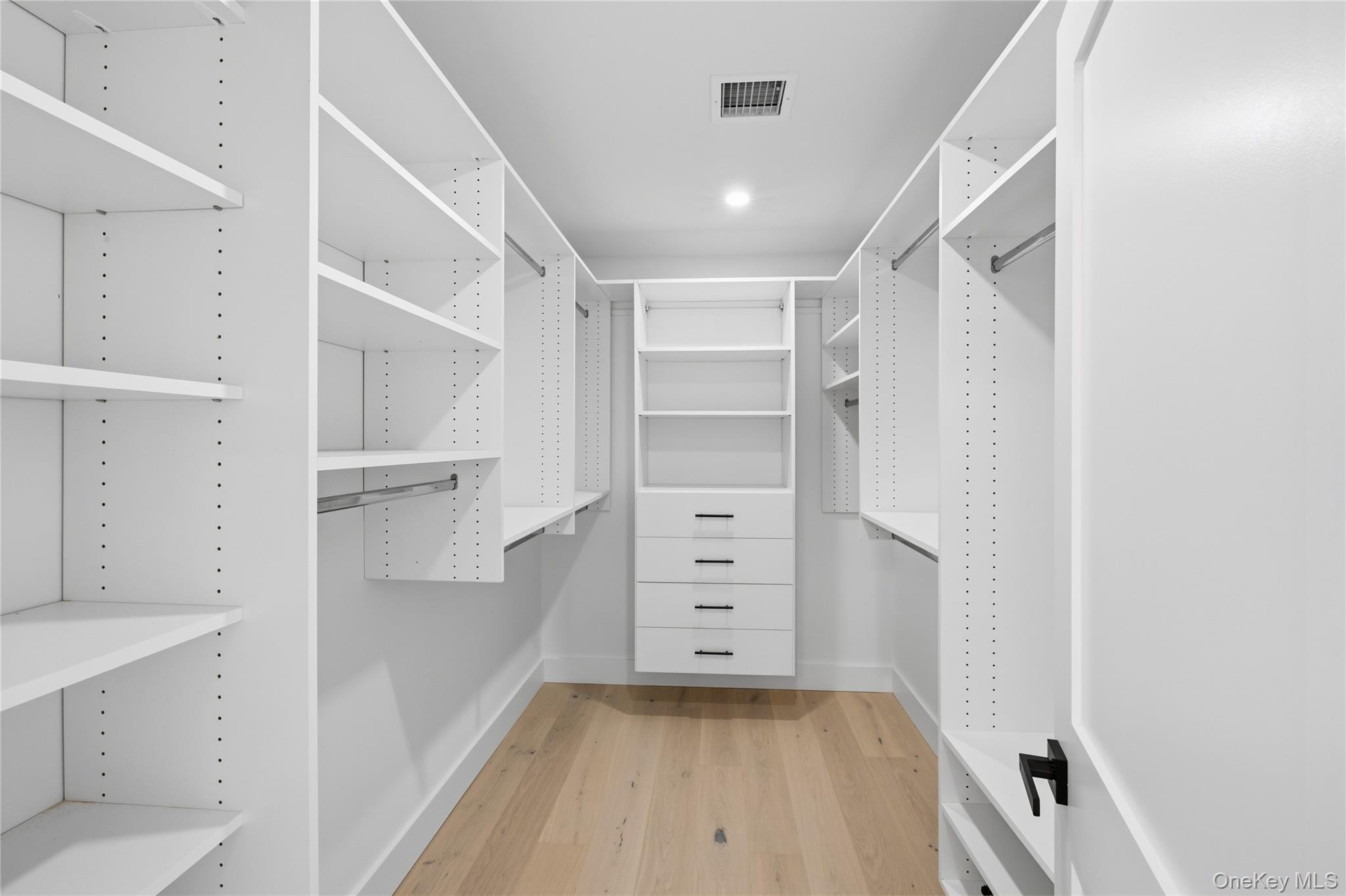 14 Fawn Lane, Westbury, NY 11590