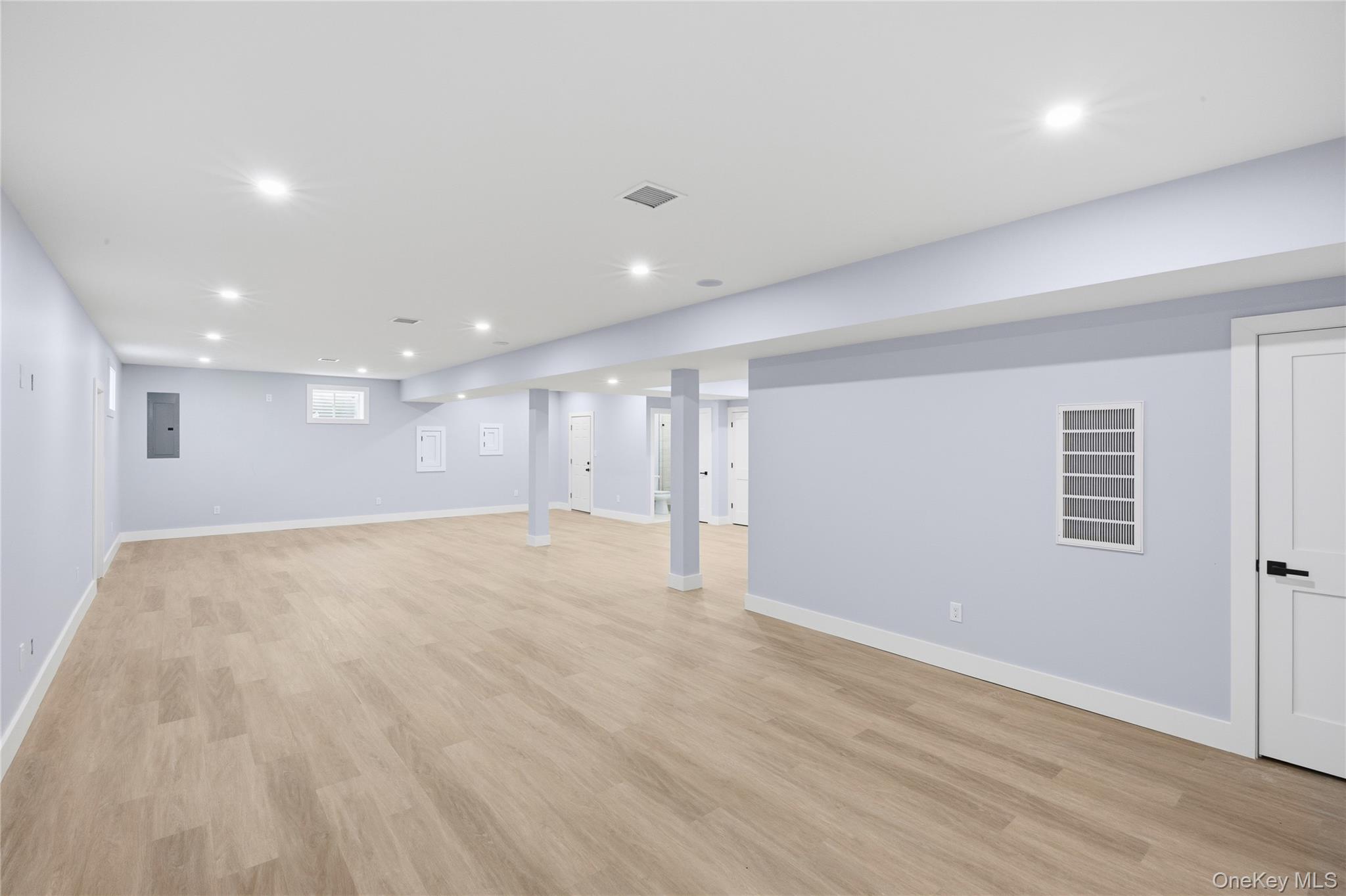 14 Fawn Lane, Westbury, NY 11590