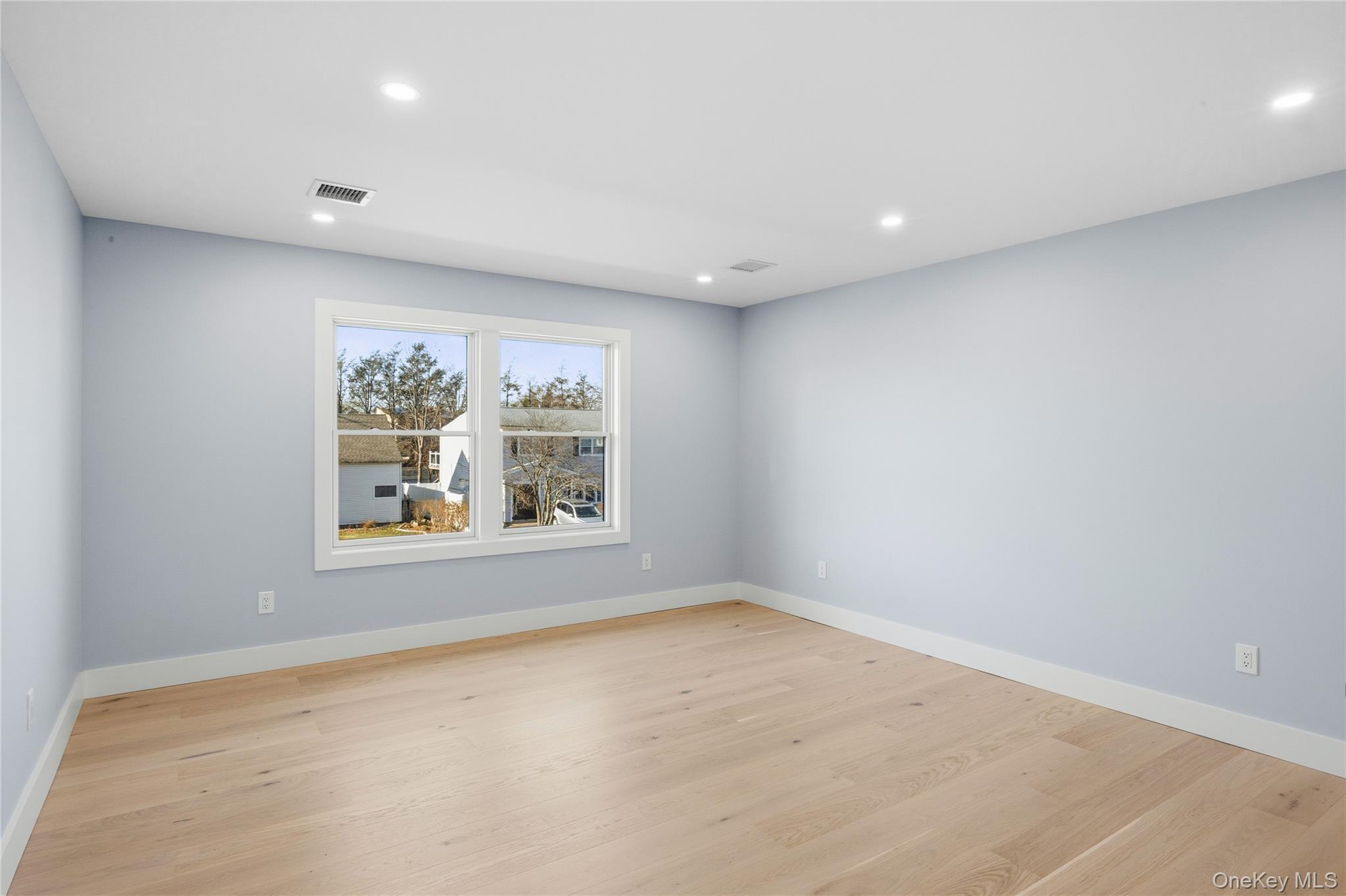 14 Fawn Lane, Westbury, NY 11590