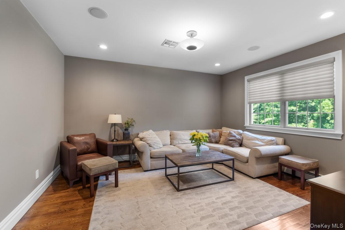 9 Ronwood Road, Chestnut Ridge, NY 10977