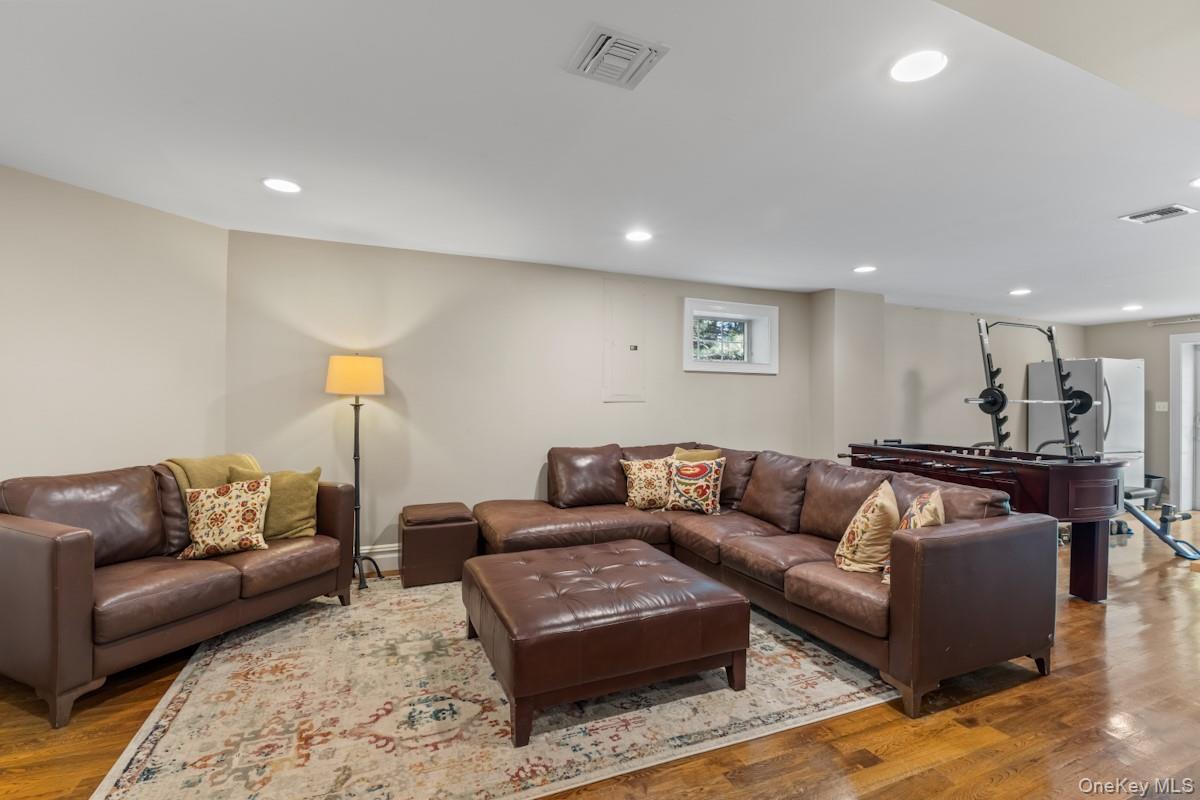 9 Ronwood Road, Chestnut Ridge, NY 10977