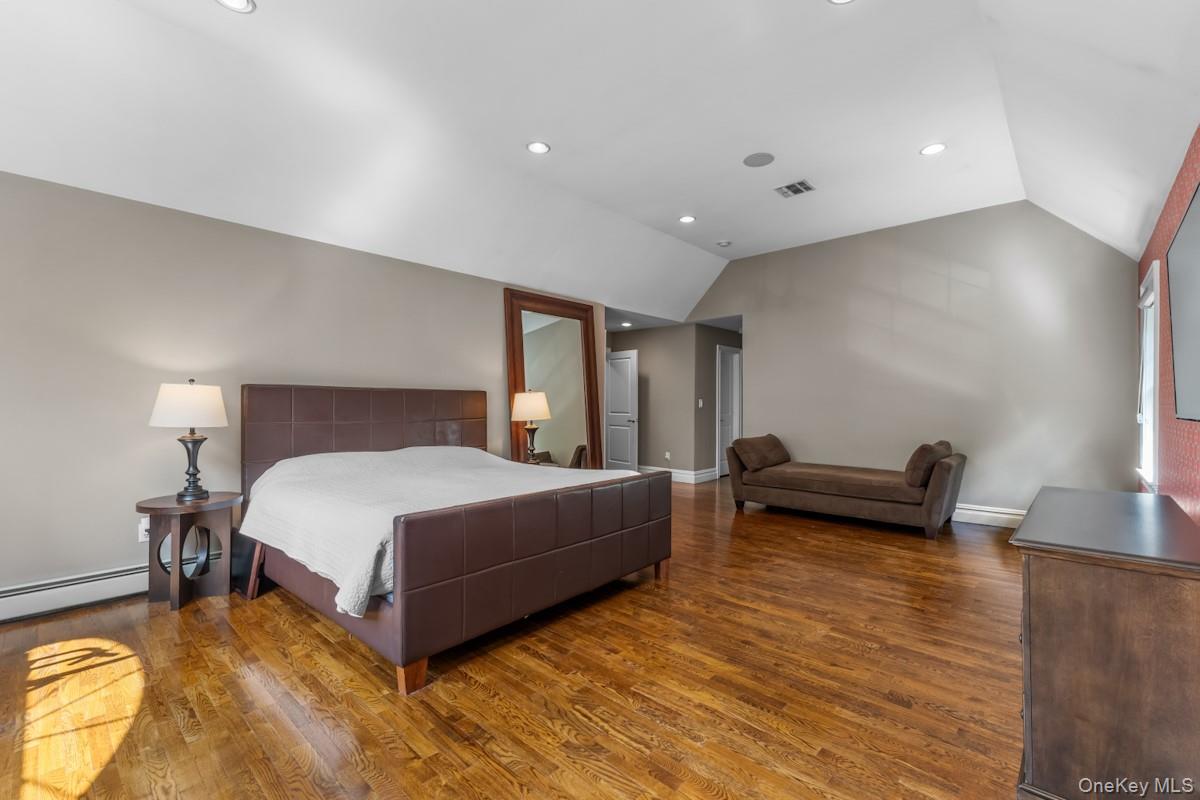 9 Ronwood Road, Chestnut Ridge, NY 10977