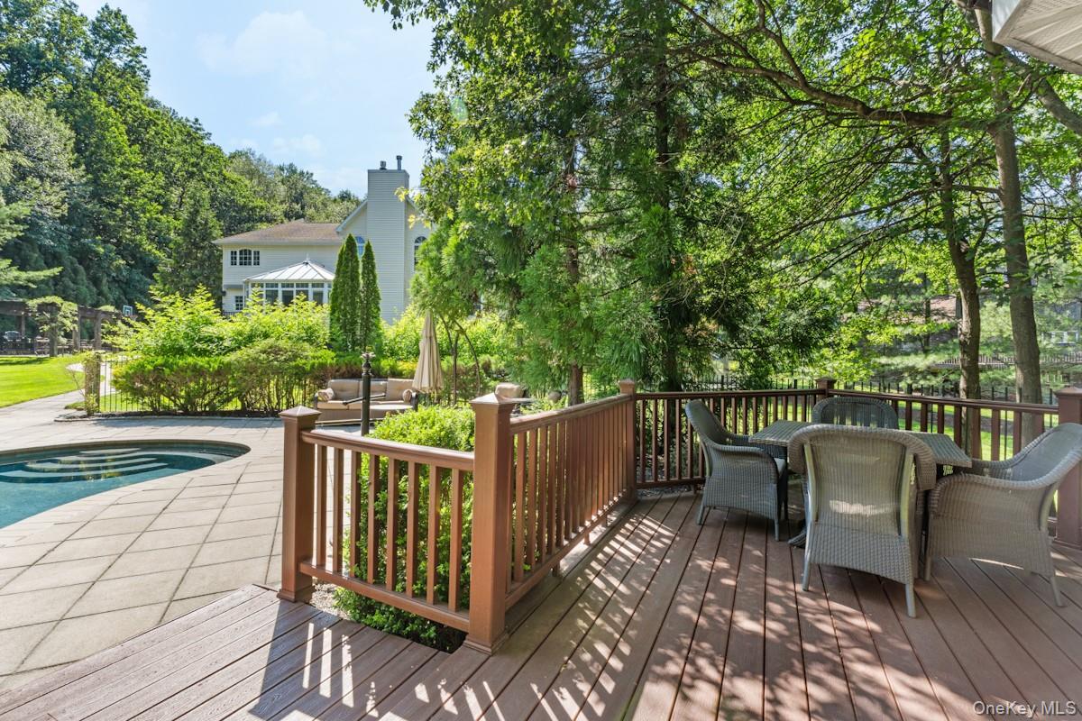 9 Ronwood Road, Chestnut Ridge, NY 10977