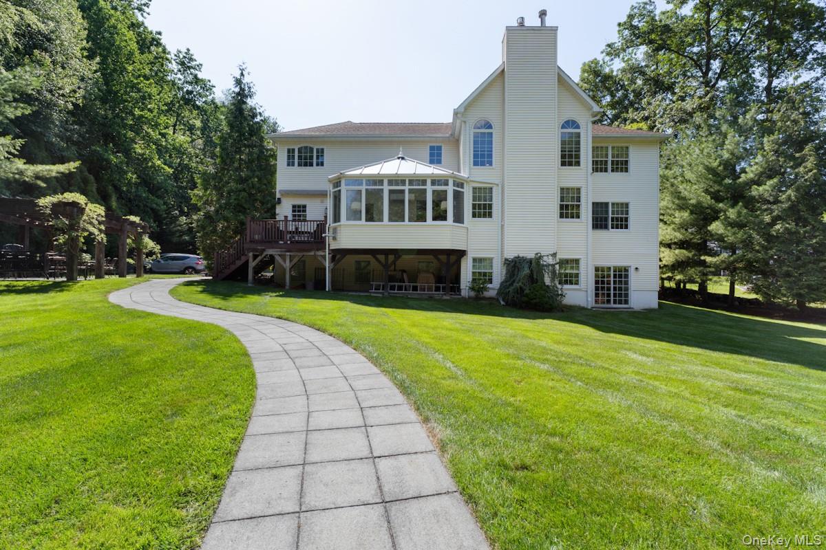 9 Ronwood Road, Chestnut Ridge, NY 10977