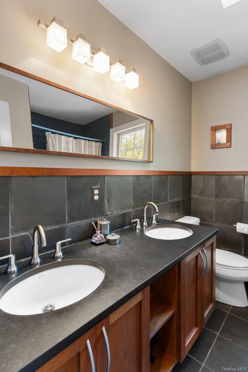 9 Ronwood Road, Chestnut Ridge, NY 10977