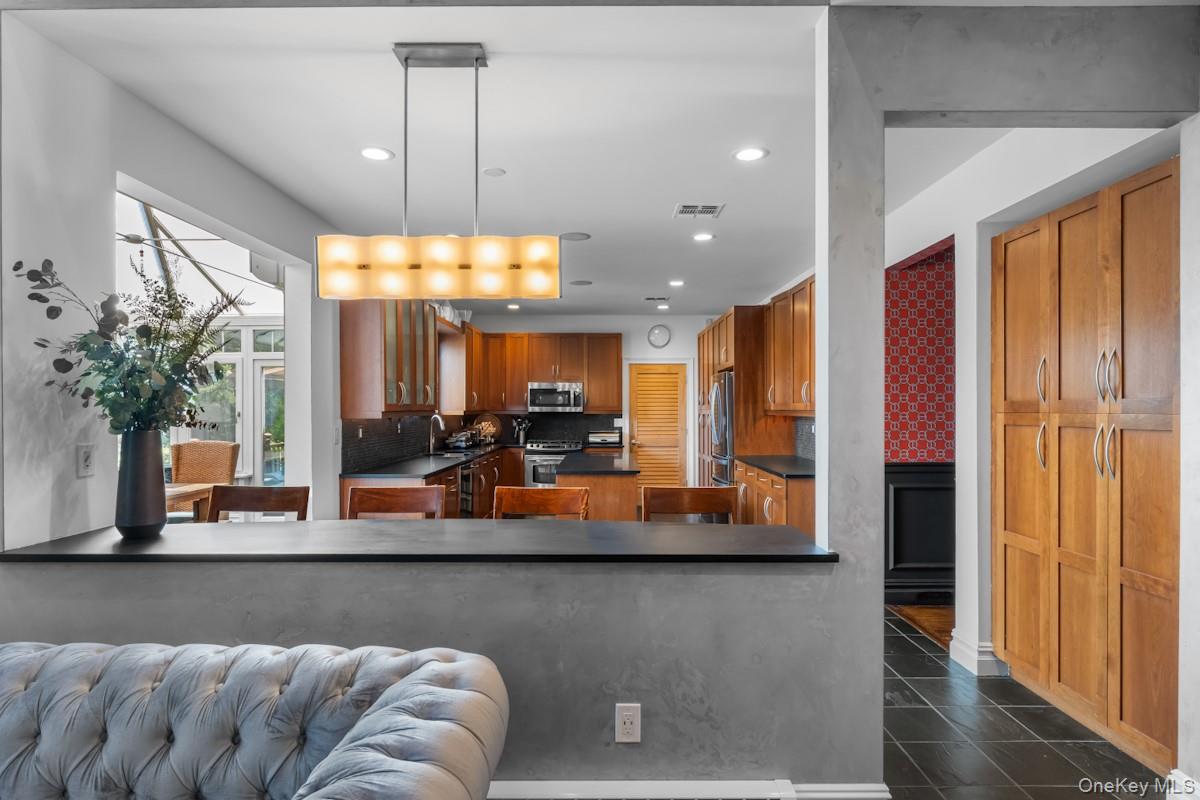 9 Ronwood Road, Chestnut Ridge, NY 10977