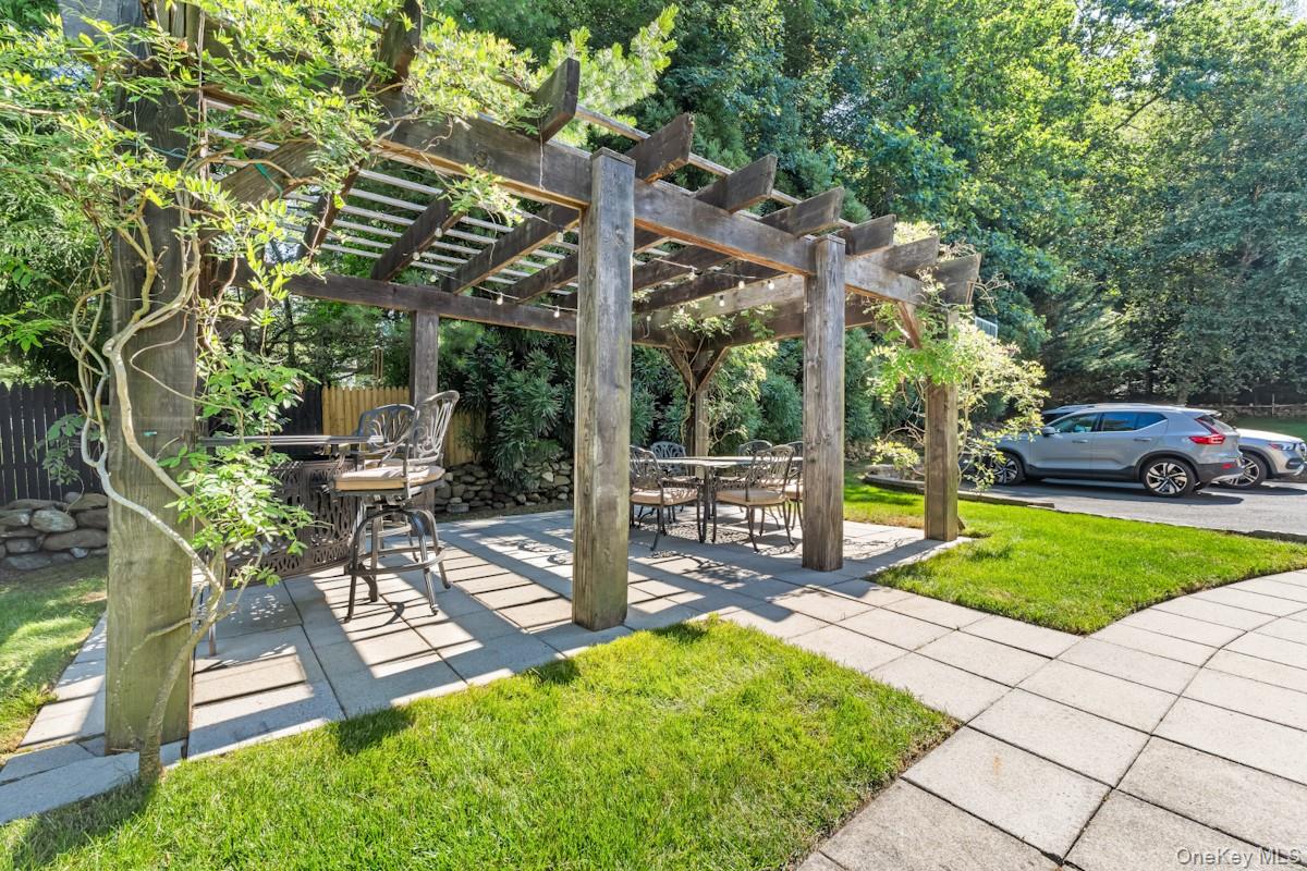 9 Ronwood Road, Chestnut Ridge, NY 10977