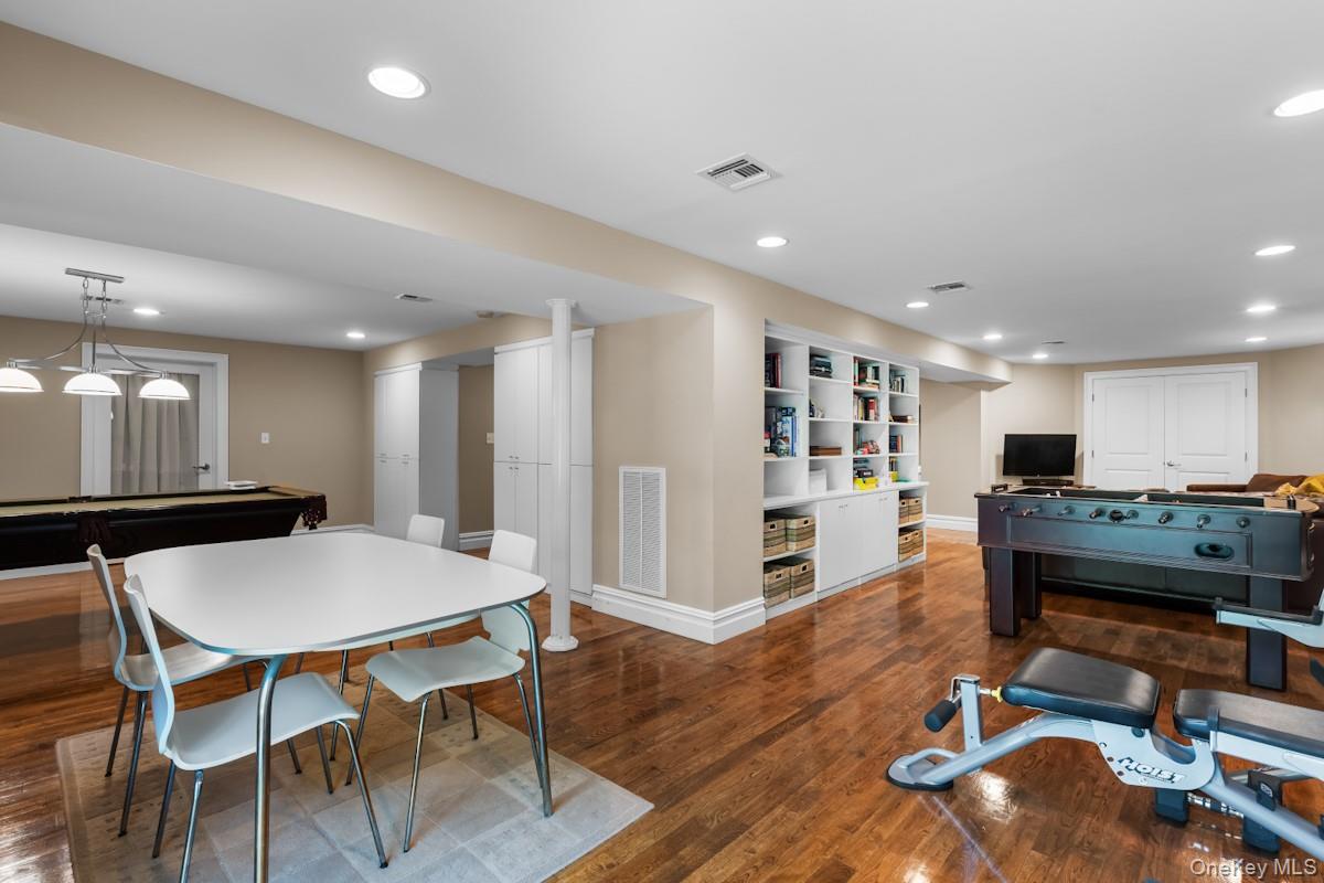 9 Ronwood Road, Chestnut Ridge, NY 10977