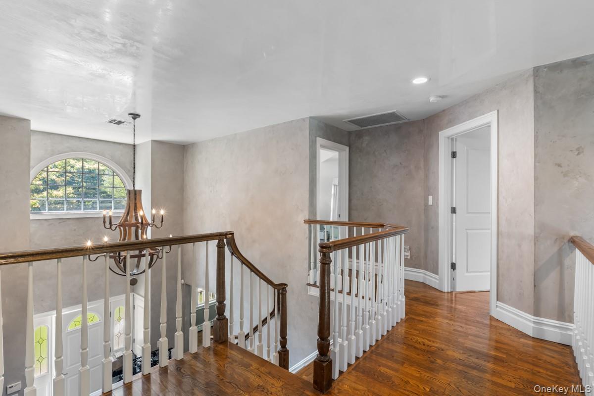 9 Ronwood Road, Chestnut Ridge, NY 10977