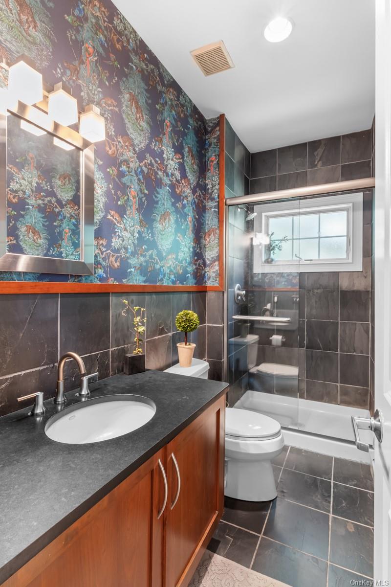 9 Ronwood Road, Chestnut Ridge, NY 10977