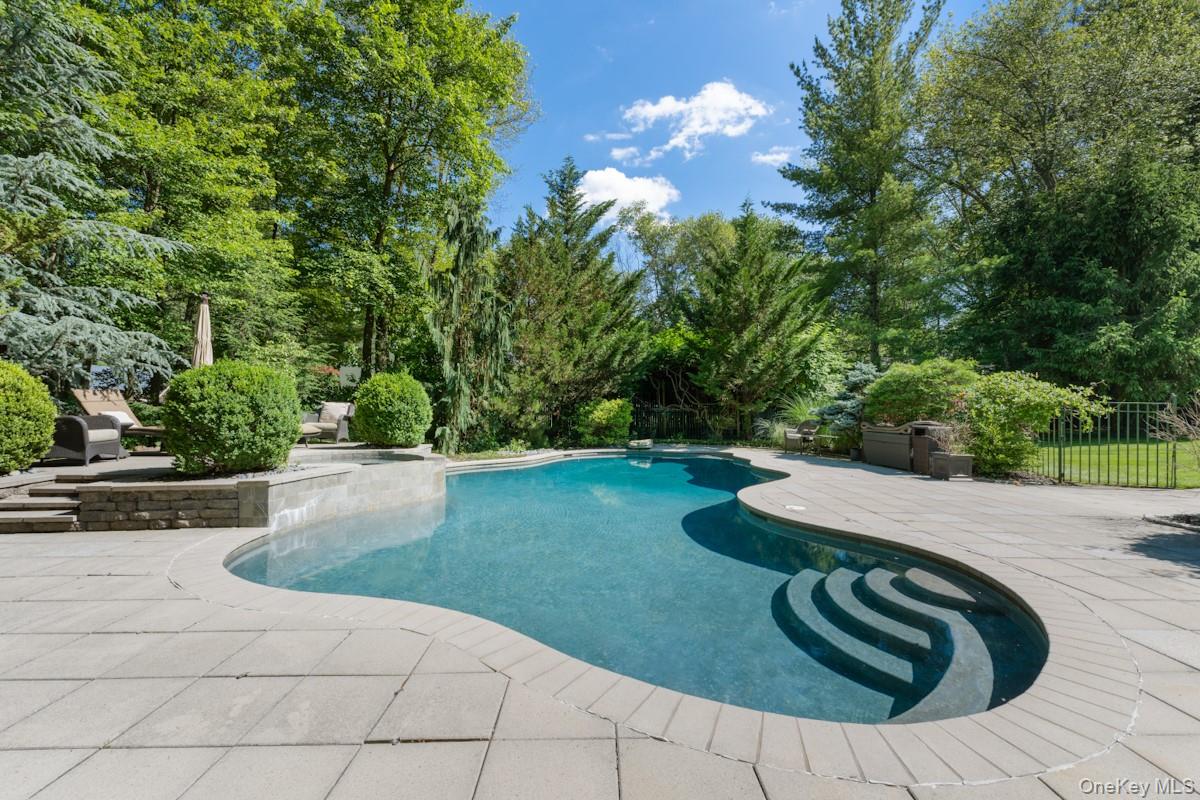 9 Ronwood Road, Chestnut Ridge, NY 10977