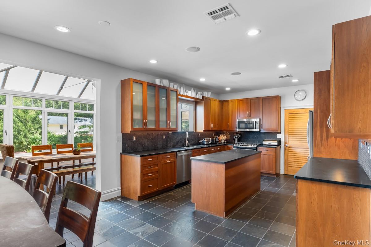 9 Ronwood Road, Chestnut Ridge, NY 10977