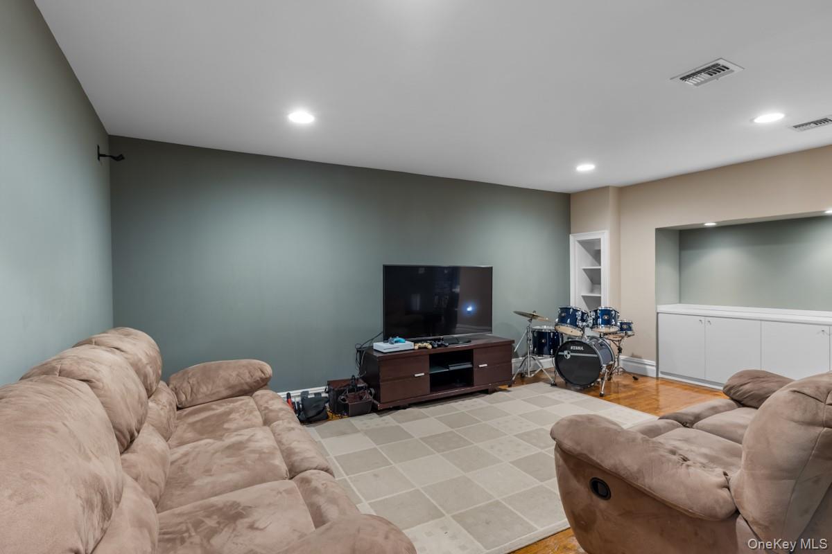 9 Ronwood Road, Chestnut Ridge, NY 10977