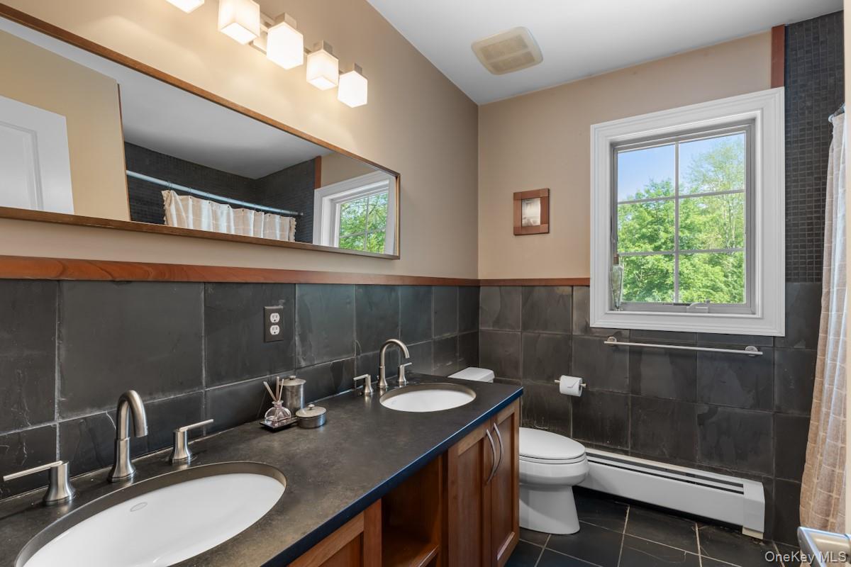 9 Ronwood Road, Chestnut Ridge, NY 10977