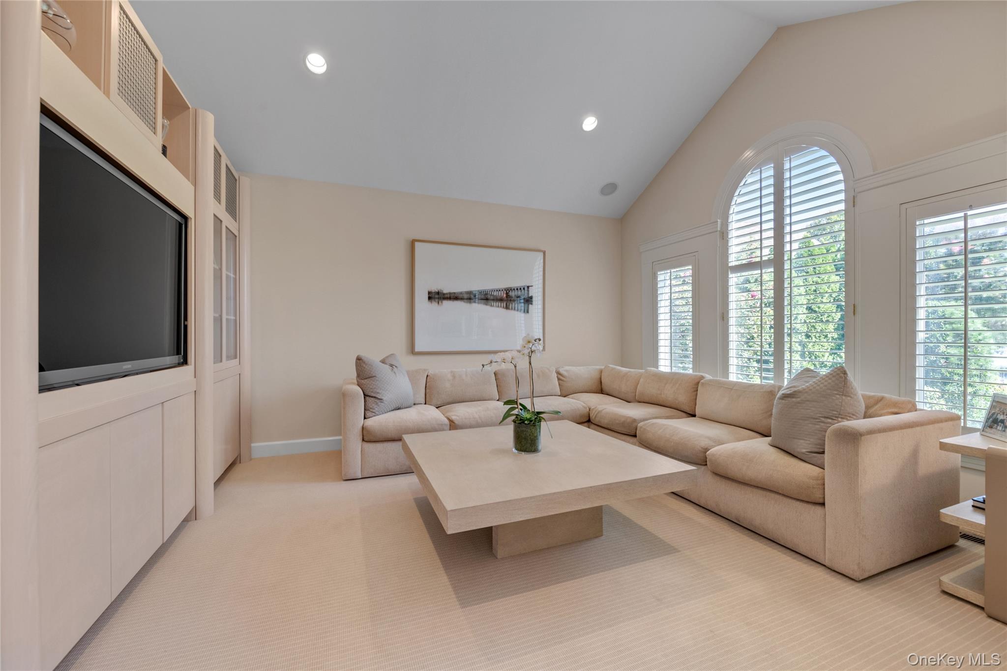 17 Evergreen Circle, Manhasset, NY 11030