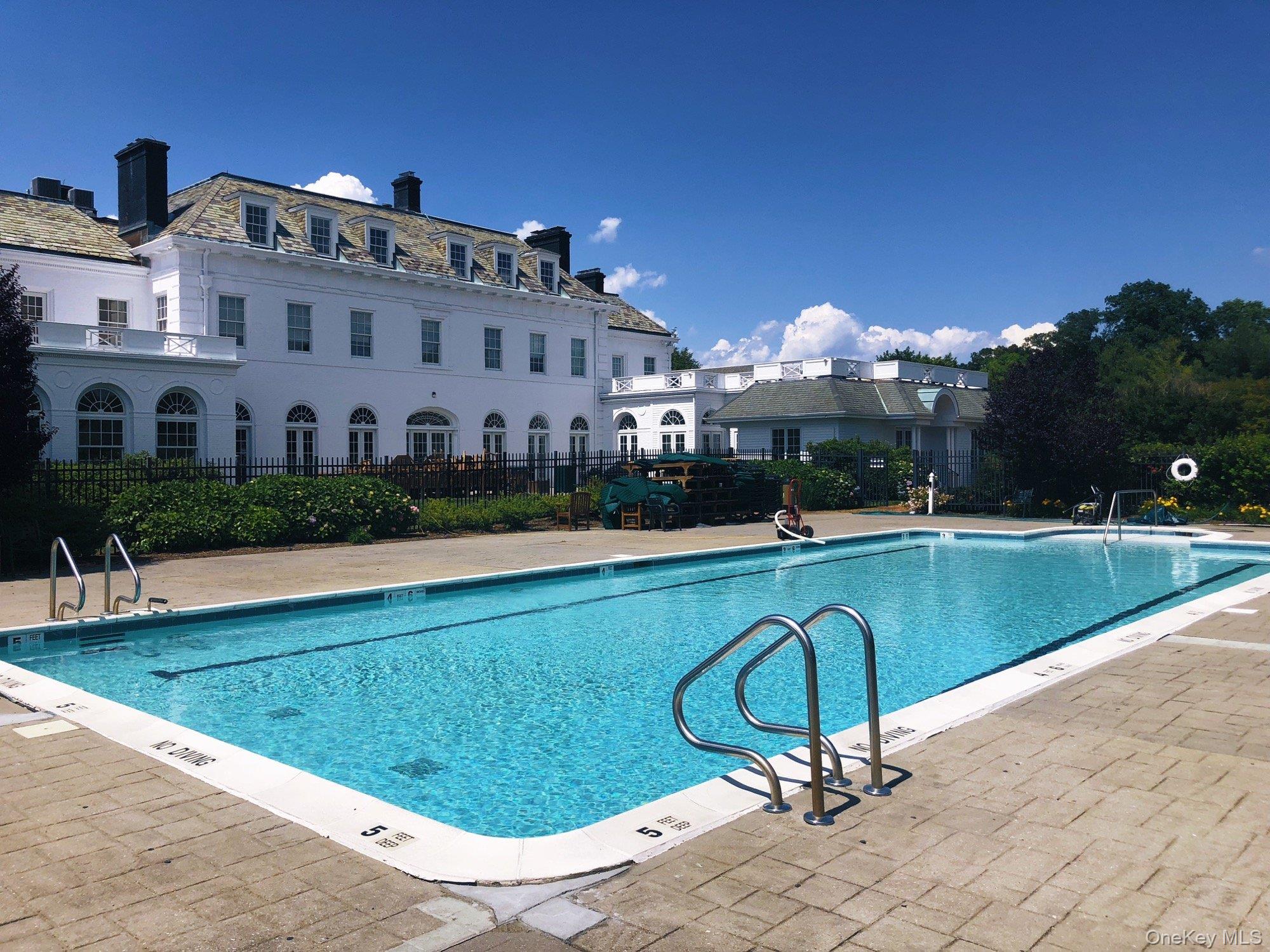 17 Evergreen Circle, Manhasset, NY 11030