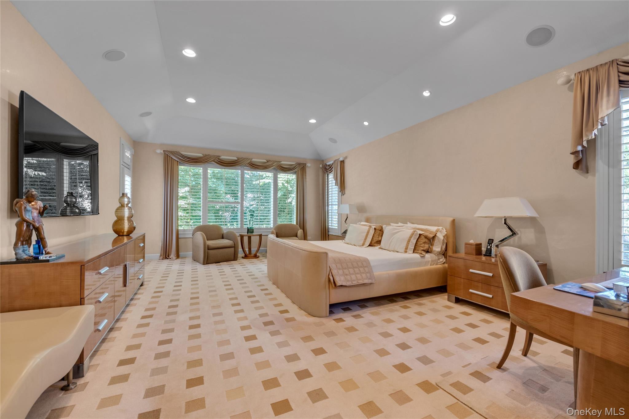 17 Evergreen Circle, Manhasset, NY 11030