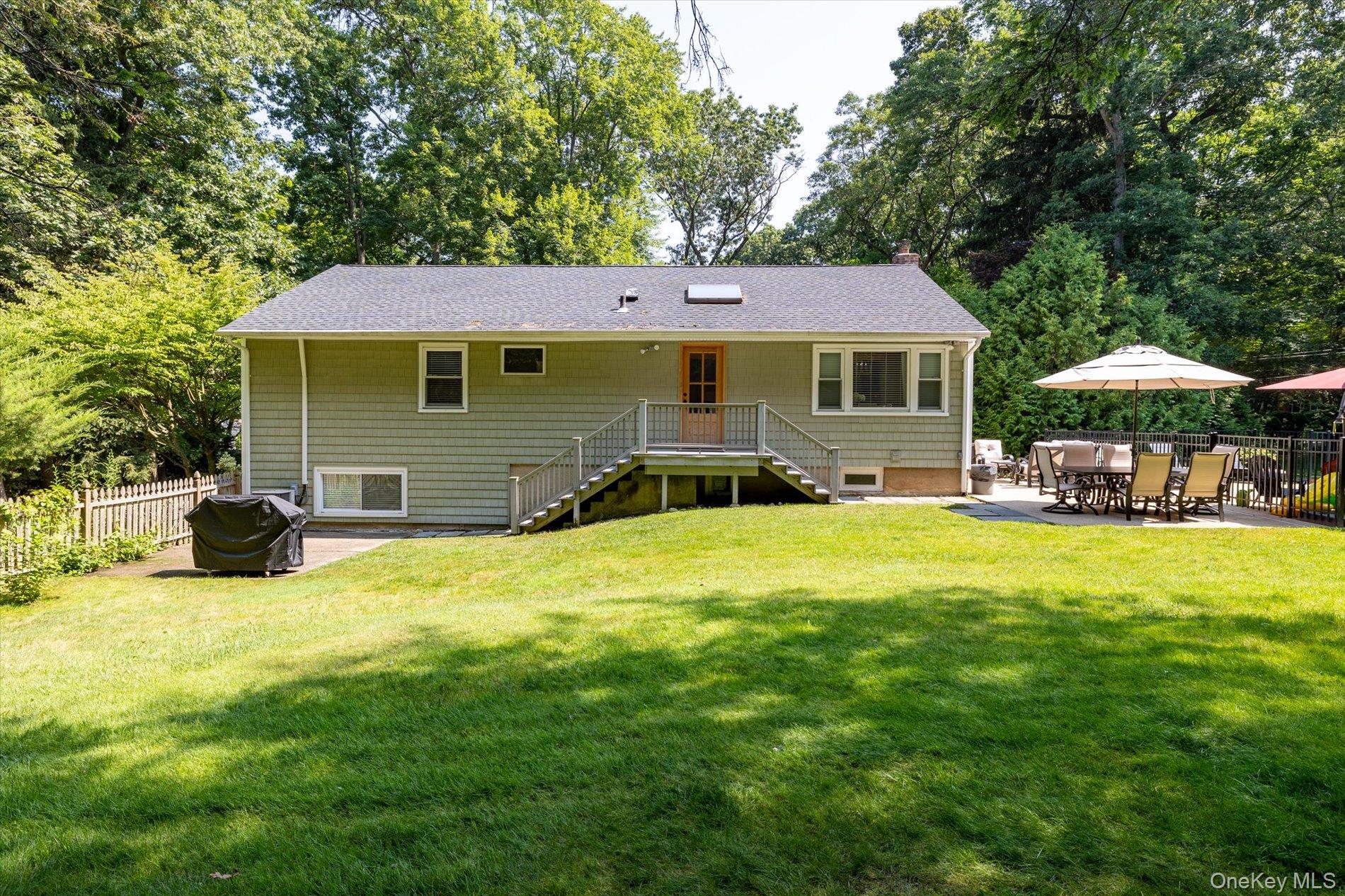 2 Meadowlark Lane, Huntington, NY 11743