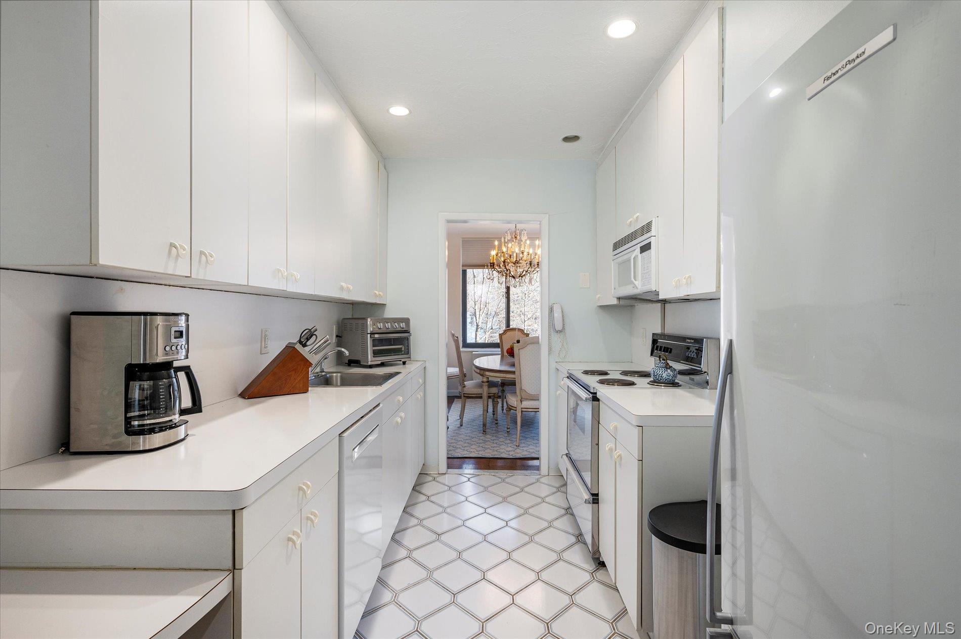 20 Gilchrest Road # 3D, Great Neck, NY 11021