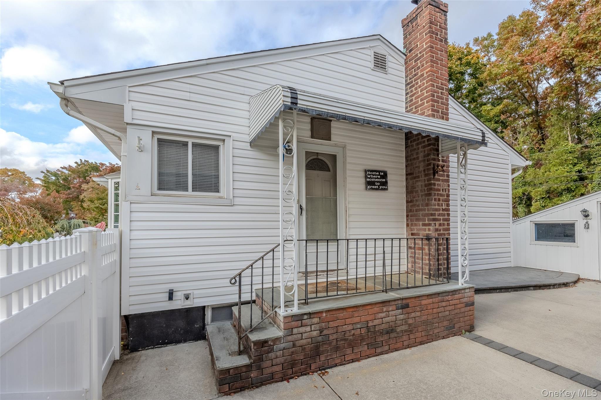 527 Spruce Lane, East Meadow, NY 11554