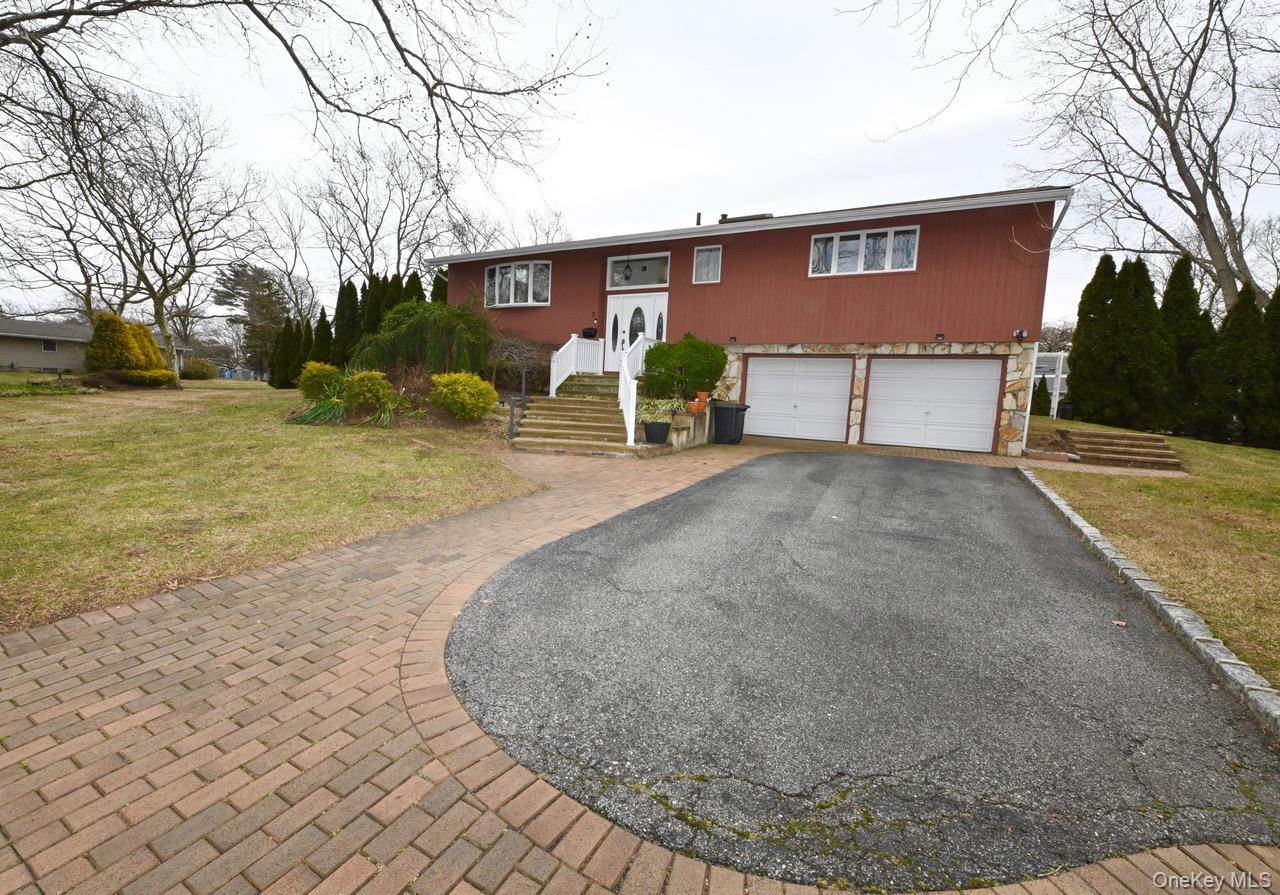 7 McNulty Street, Dix Hills, NY 11746