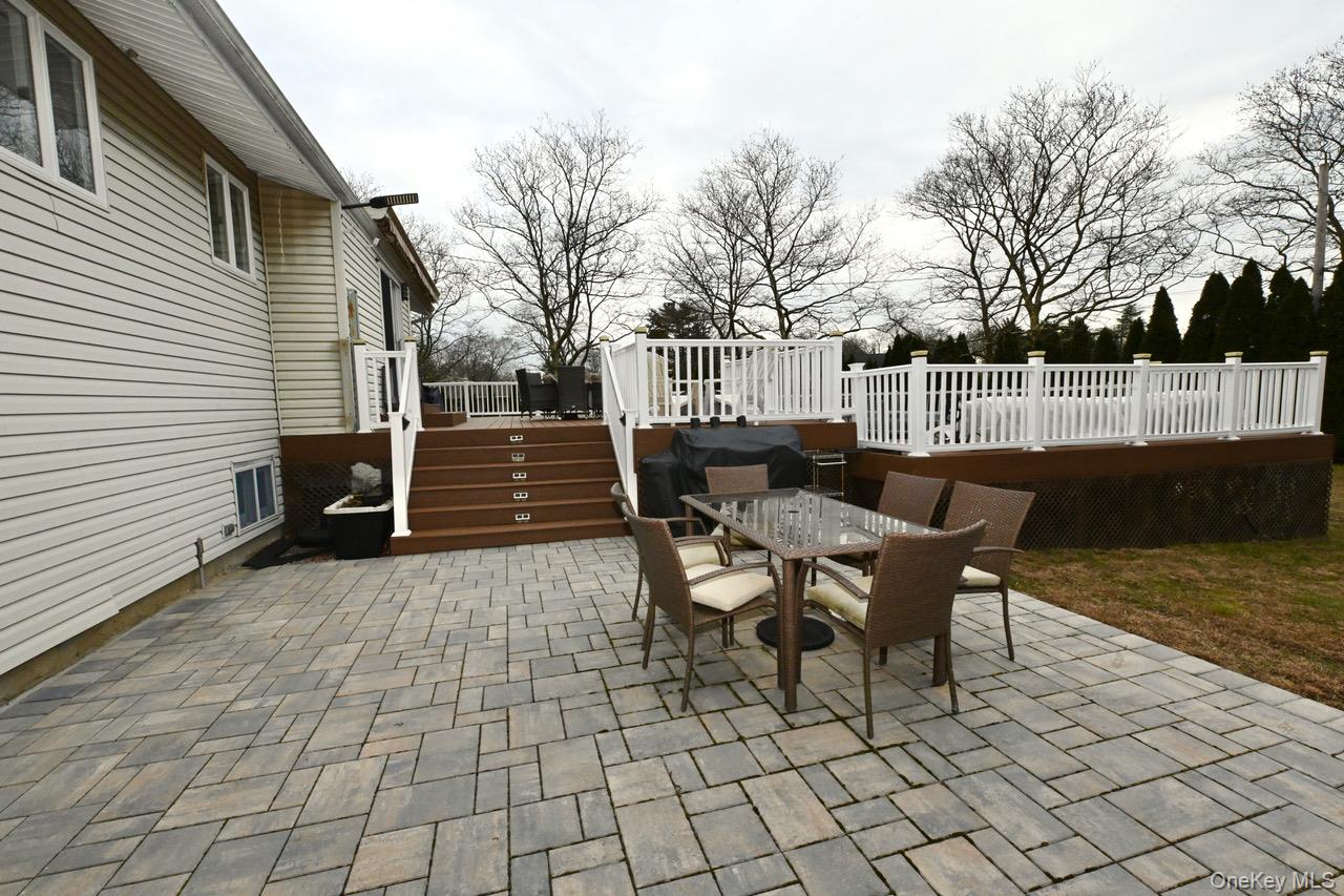 7 McNulty Street, Dix Hills, NY 11746