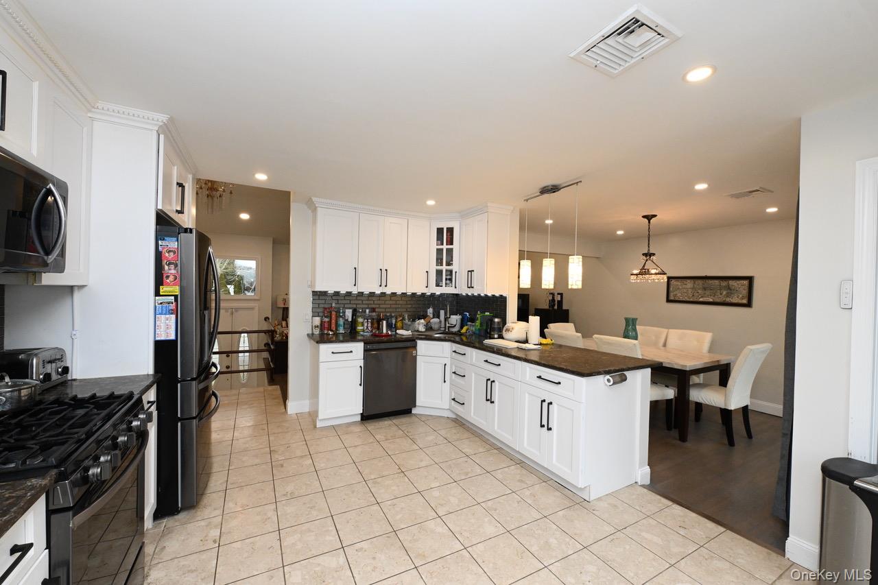 7 McNulty Street, Dix Hills, NY 11746