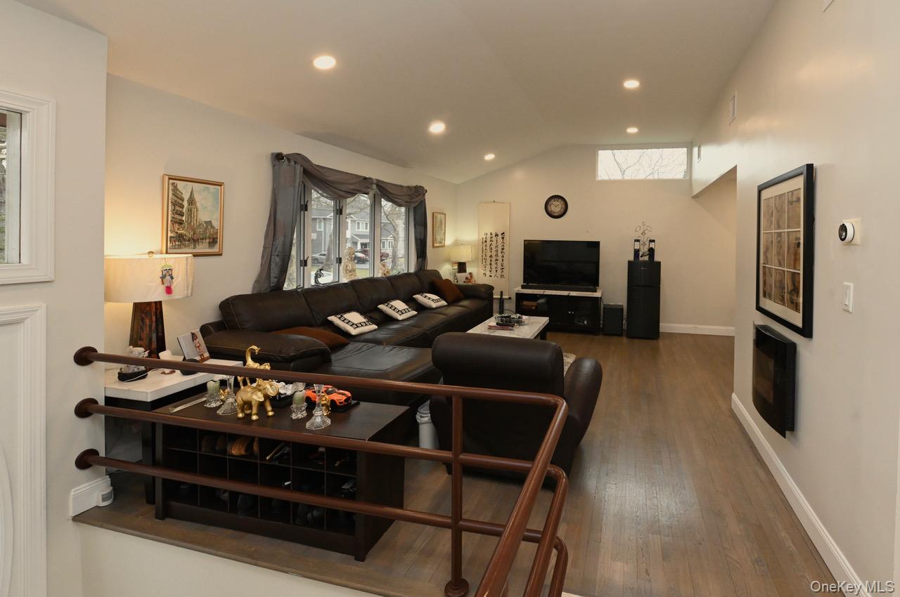 7 McNulty Street, Dix Hills, NY 11746