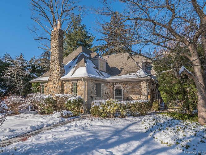 23 Ivy Way, Port Washington, NY 11050