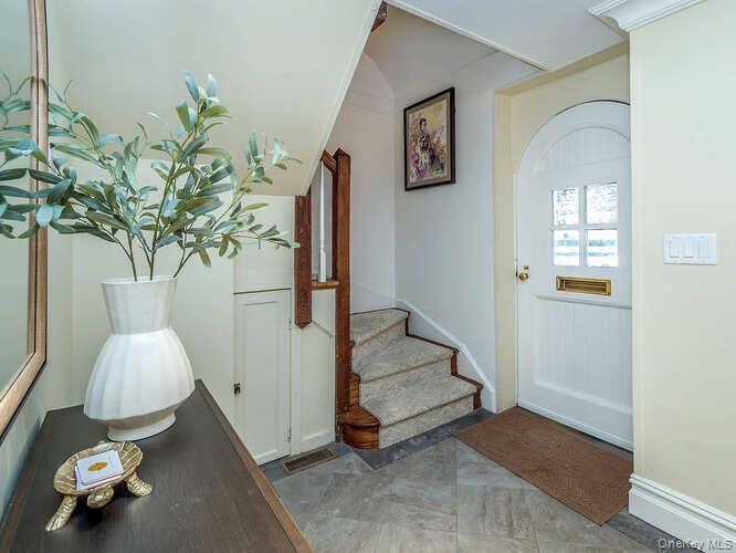 23 Ivy Way, Port Washington, NY 11050