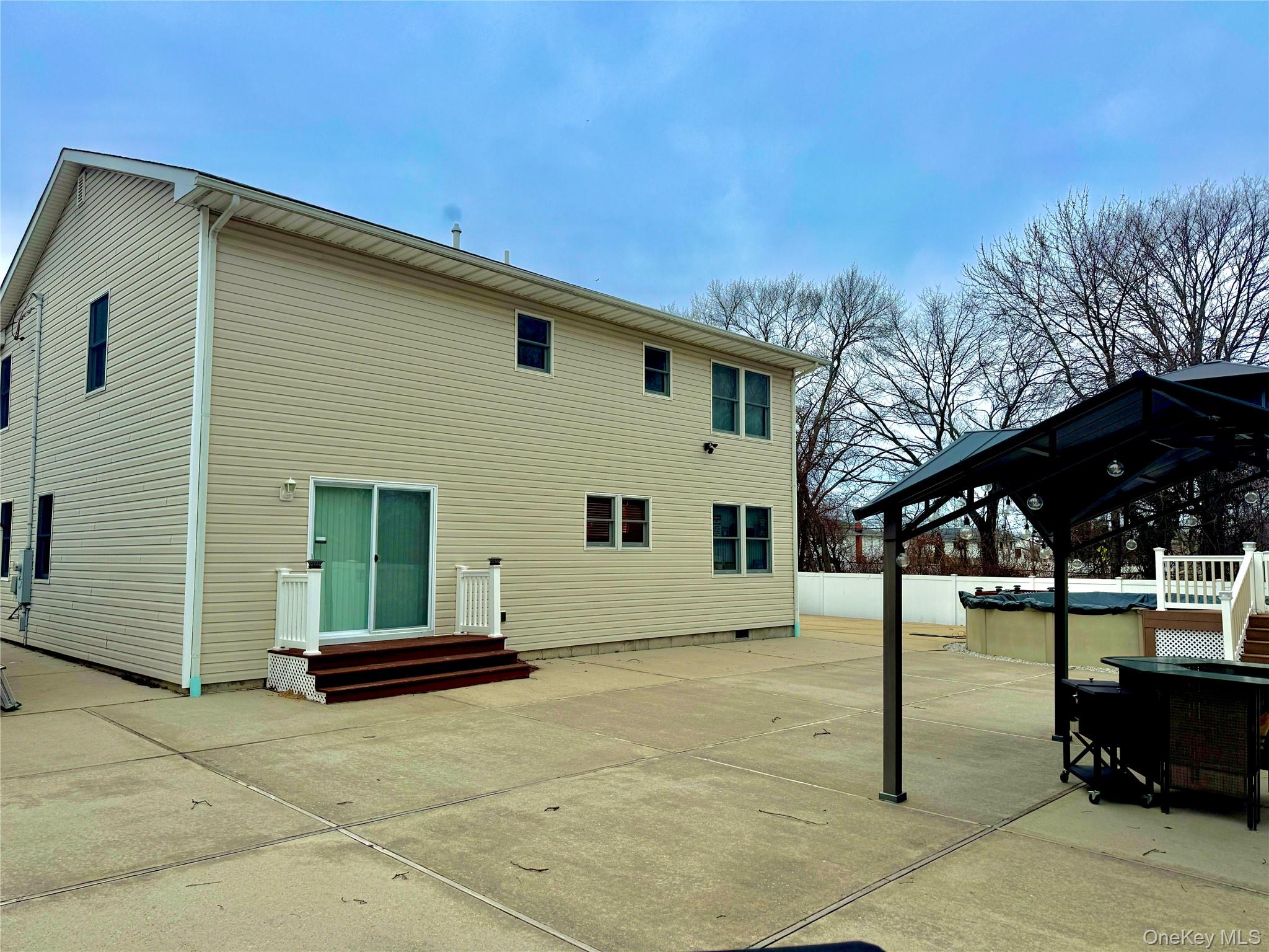 285 Daniel Street, Lindenhurst, NY 11757