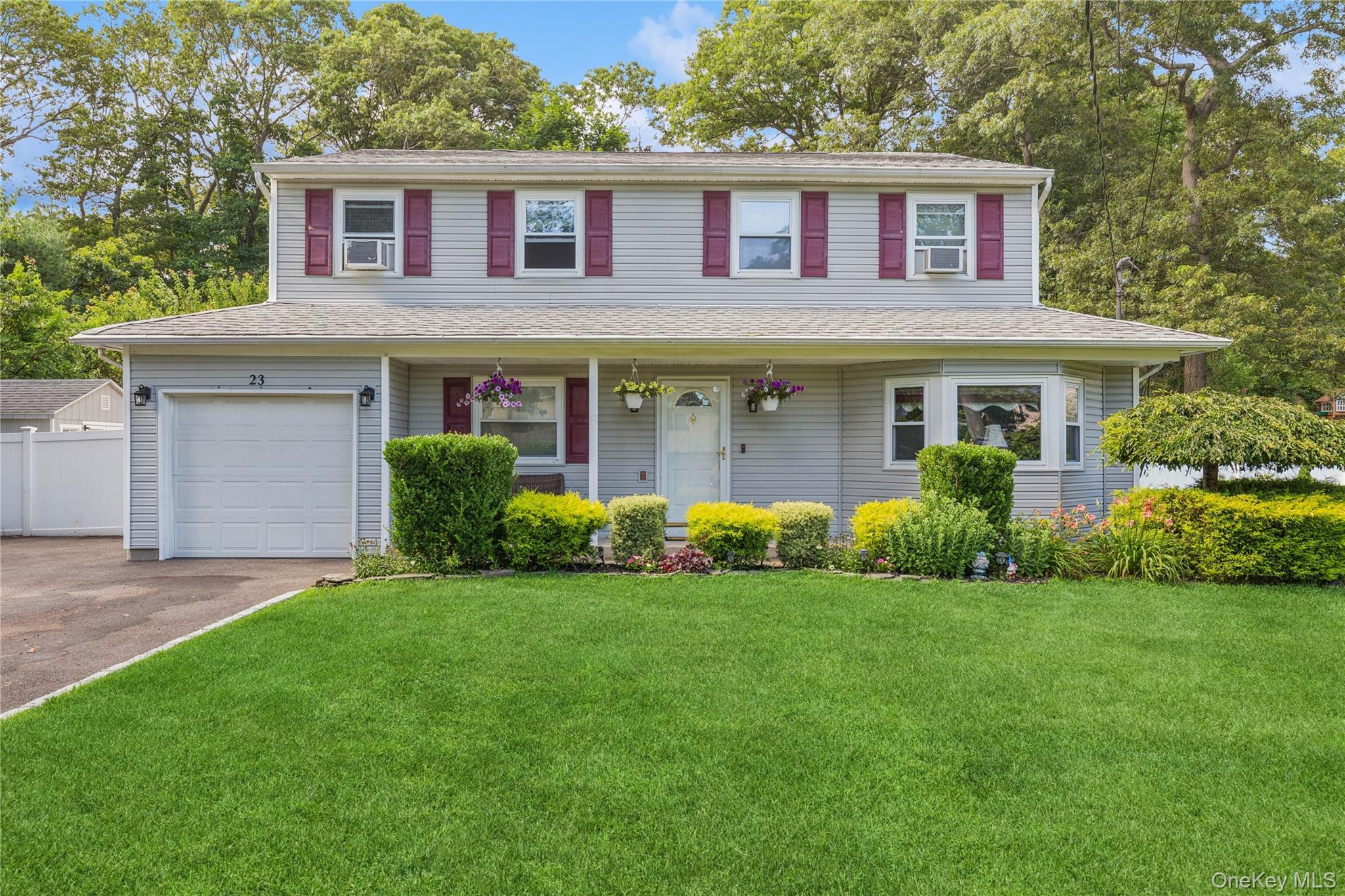 23 Foxboro Avenue, Farmingville, NY 11738