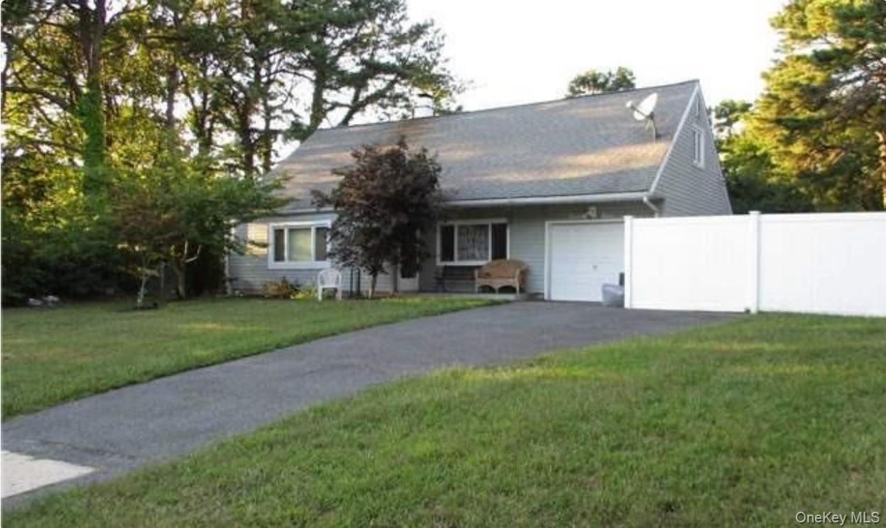 29 Pitchpine Place, Medford, NY 11763