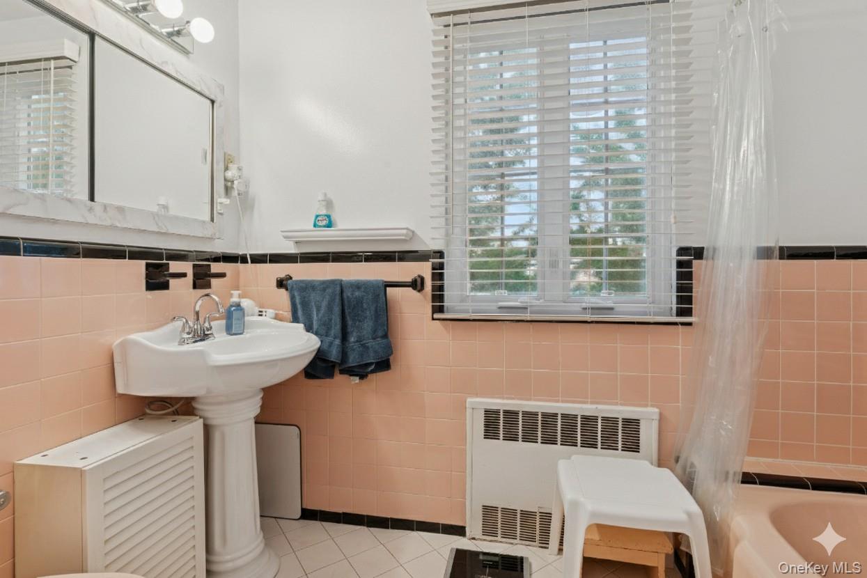 166-07 Union Turnpike, Fresh Meadows, NY 11366