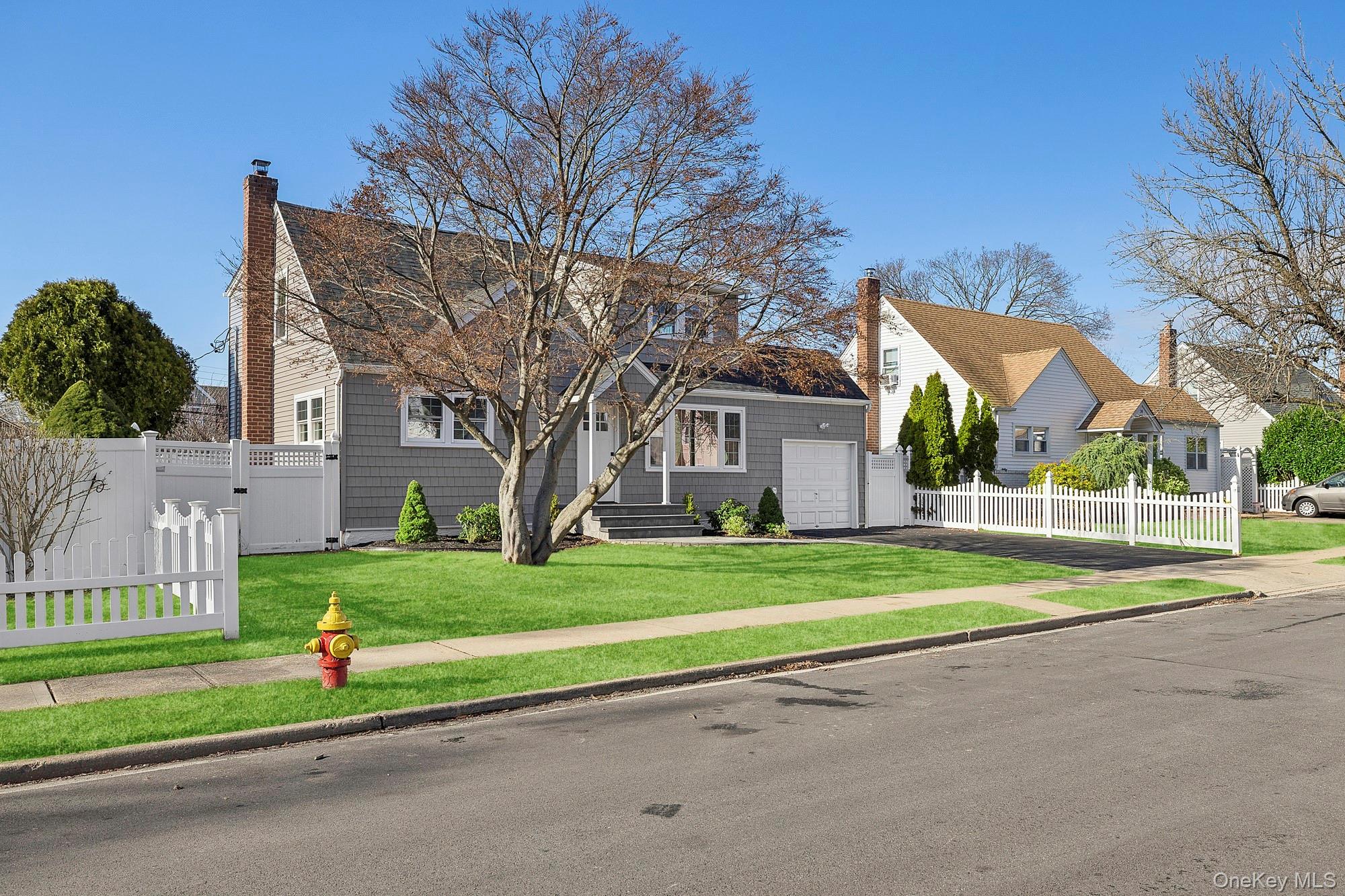 36 Cinque Drive, Farmingdale, NY 11735