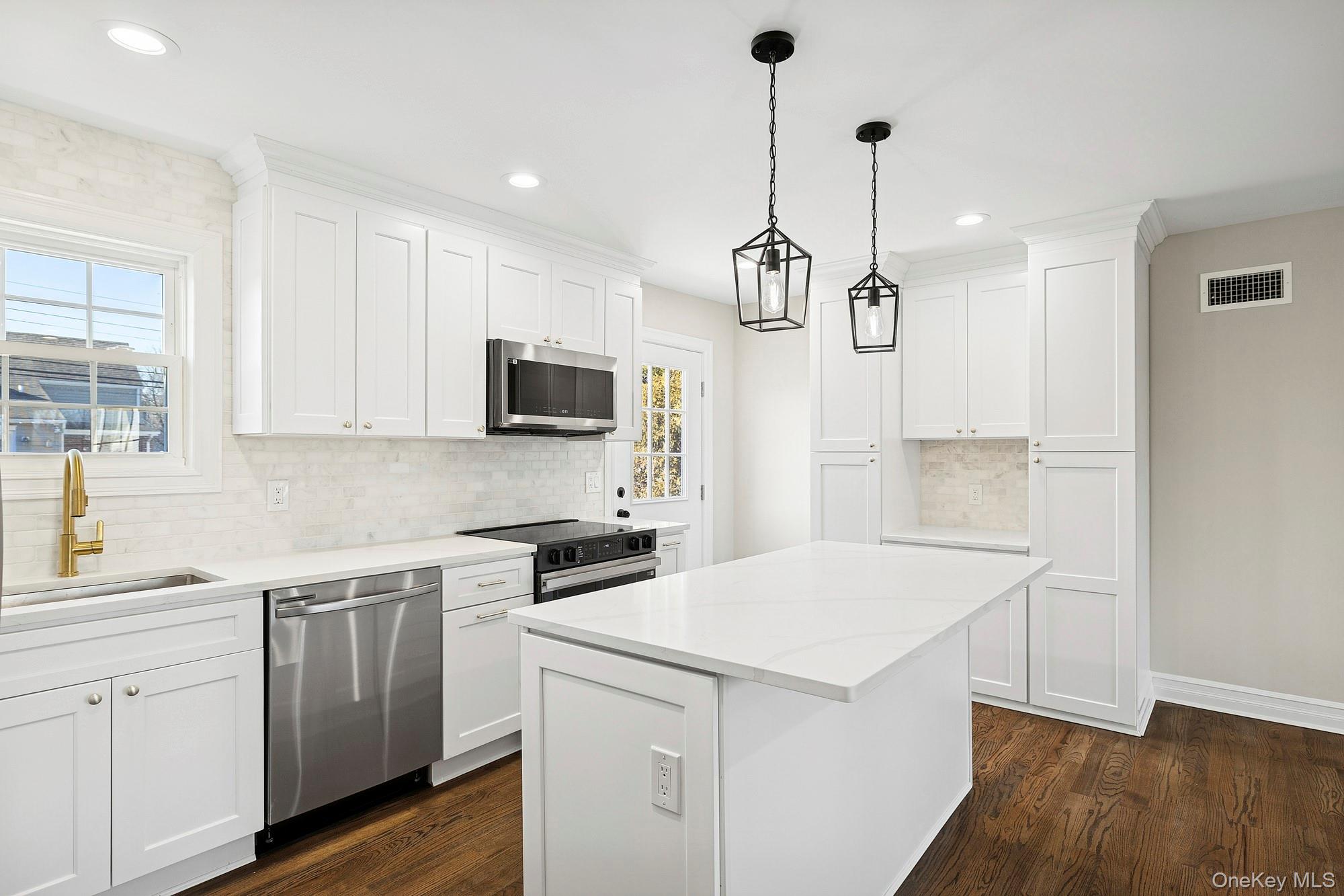 36 Cinque Drive, Farmingdale, NY 11735