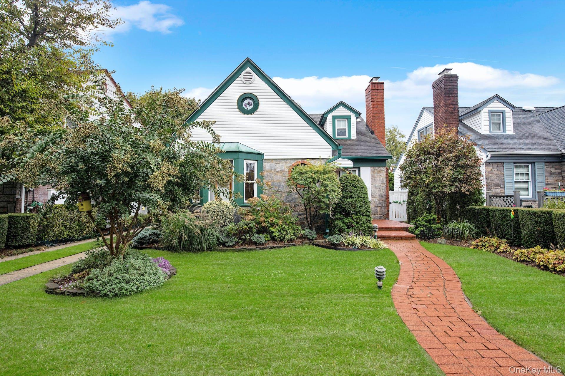 18 School Street, Malverne, NY 11565