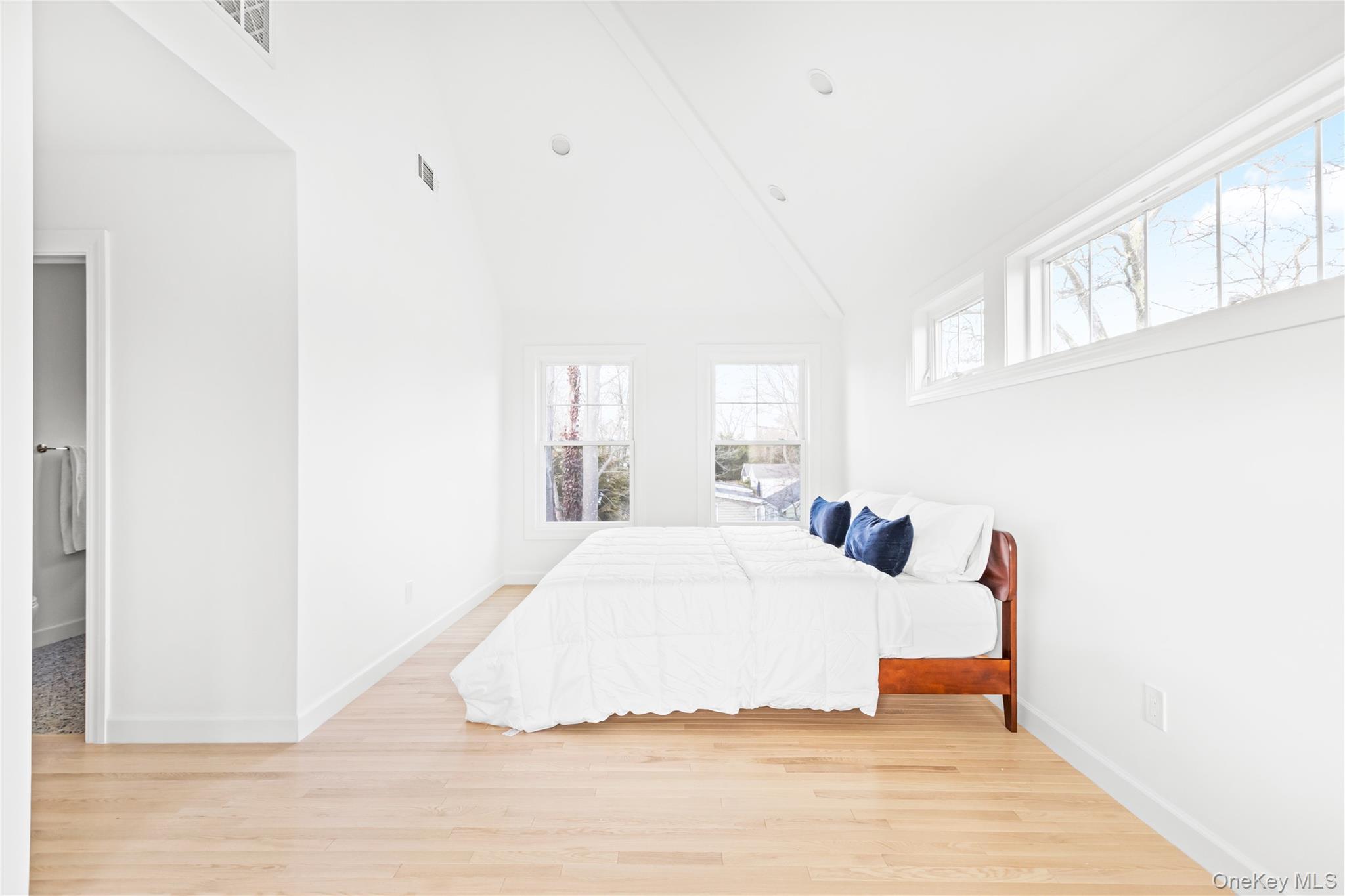 21 N Howells Point Road, Bellport Village, NY 11713